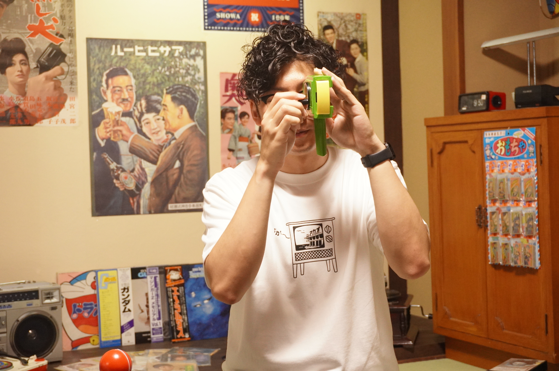 昭和の玩具「くるくるテレビ」。くるくる回すと映し出されるのは、ジャイアンツ・張本（当時）のバッティング……？　紙風船やけん玉も令和世代には珍アイテム