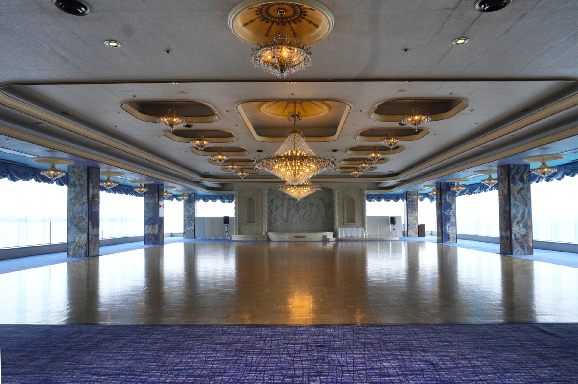 ダンスホールのボールルーム（オーシャン・ウィング棟、15階）