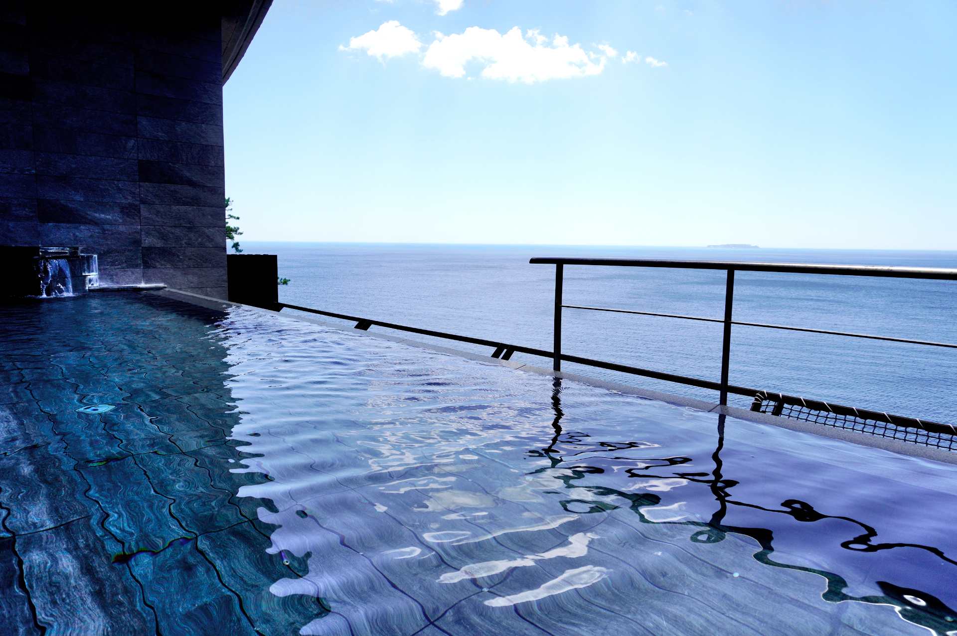 インフィニティな絶景が楽しめる温泉大浴場「スパリウムニシキ」（大浴場棟）