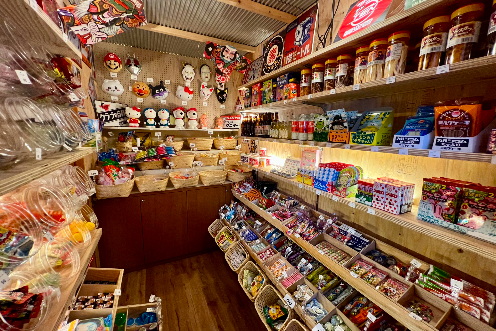 静岡県の駄菓子屋「あまのや繁田商店」が監修した駄菓子屋コーナー（にぎわい横丁内）には、約200種類の商品が揃う