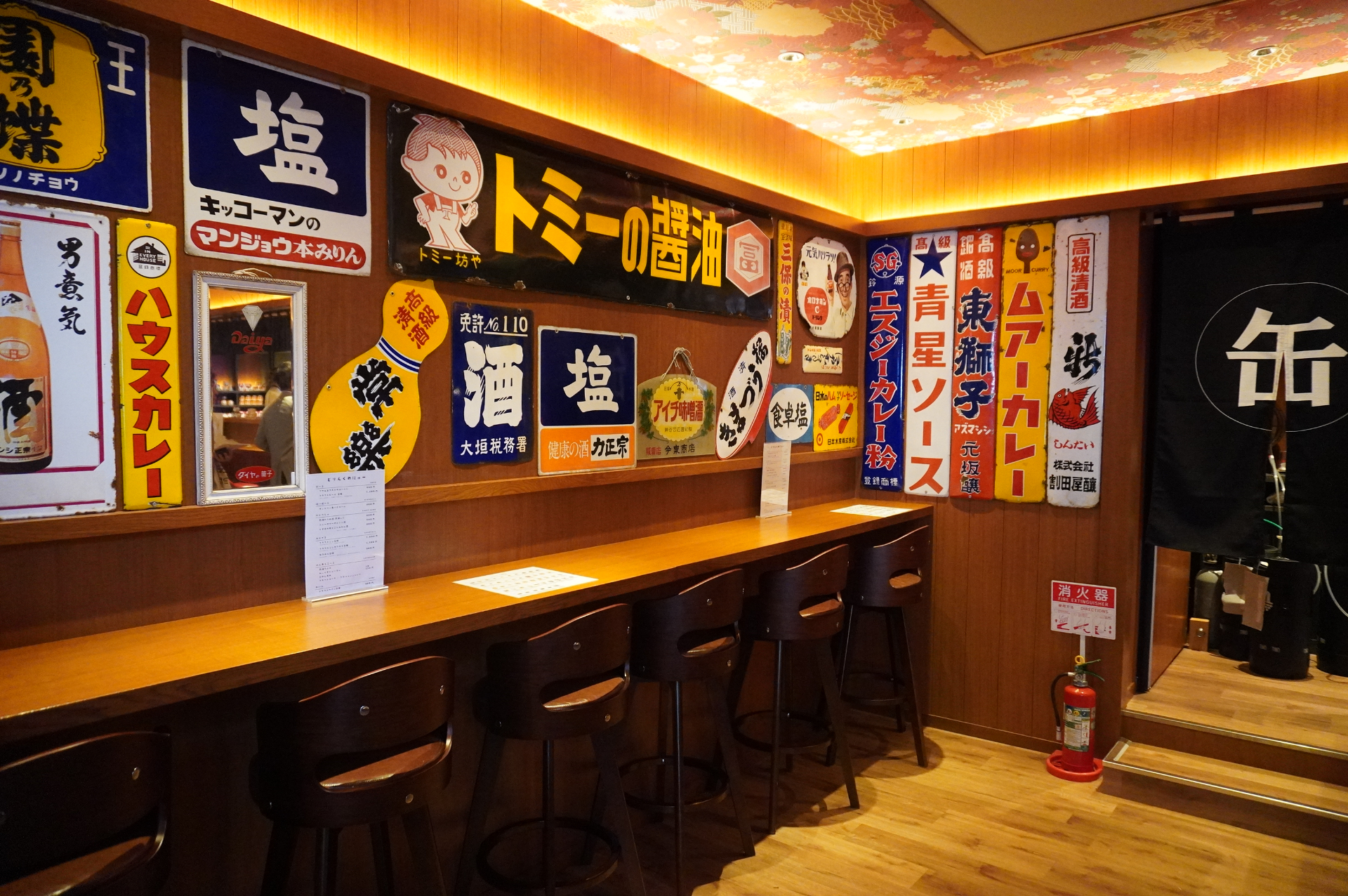 にぎわい横丁では角打ち缶詰BARやレトロゲーム、射的、駄菓子屋コーナーなどが楽しめる