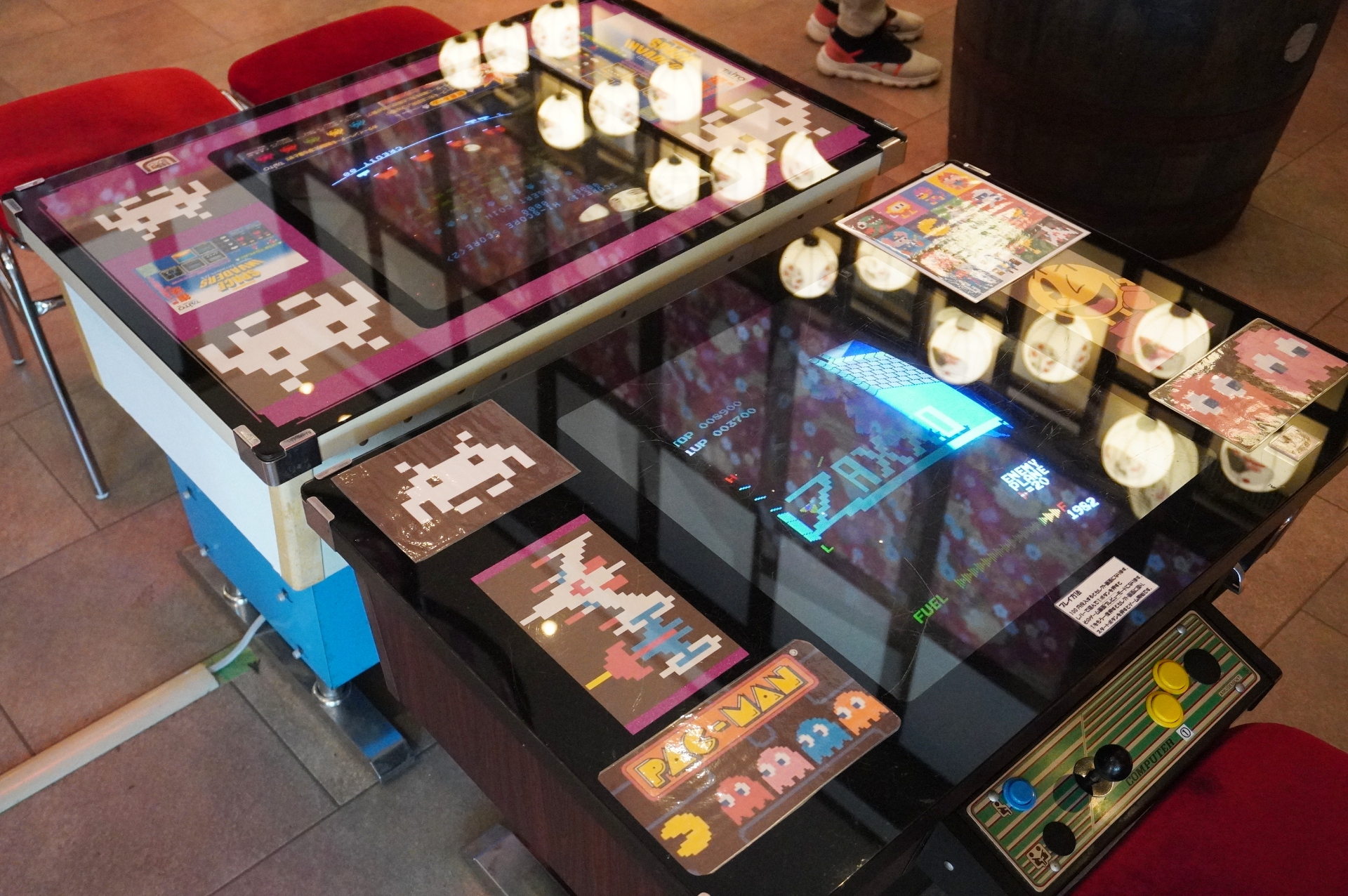 にぎわい横丁では角打ち缶詰BARやレトロゲーム、射的、駄菓子屋コーナーなどが楽しめる