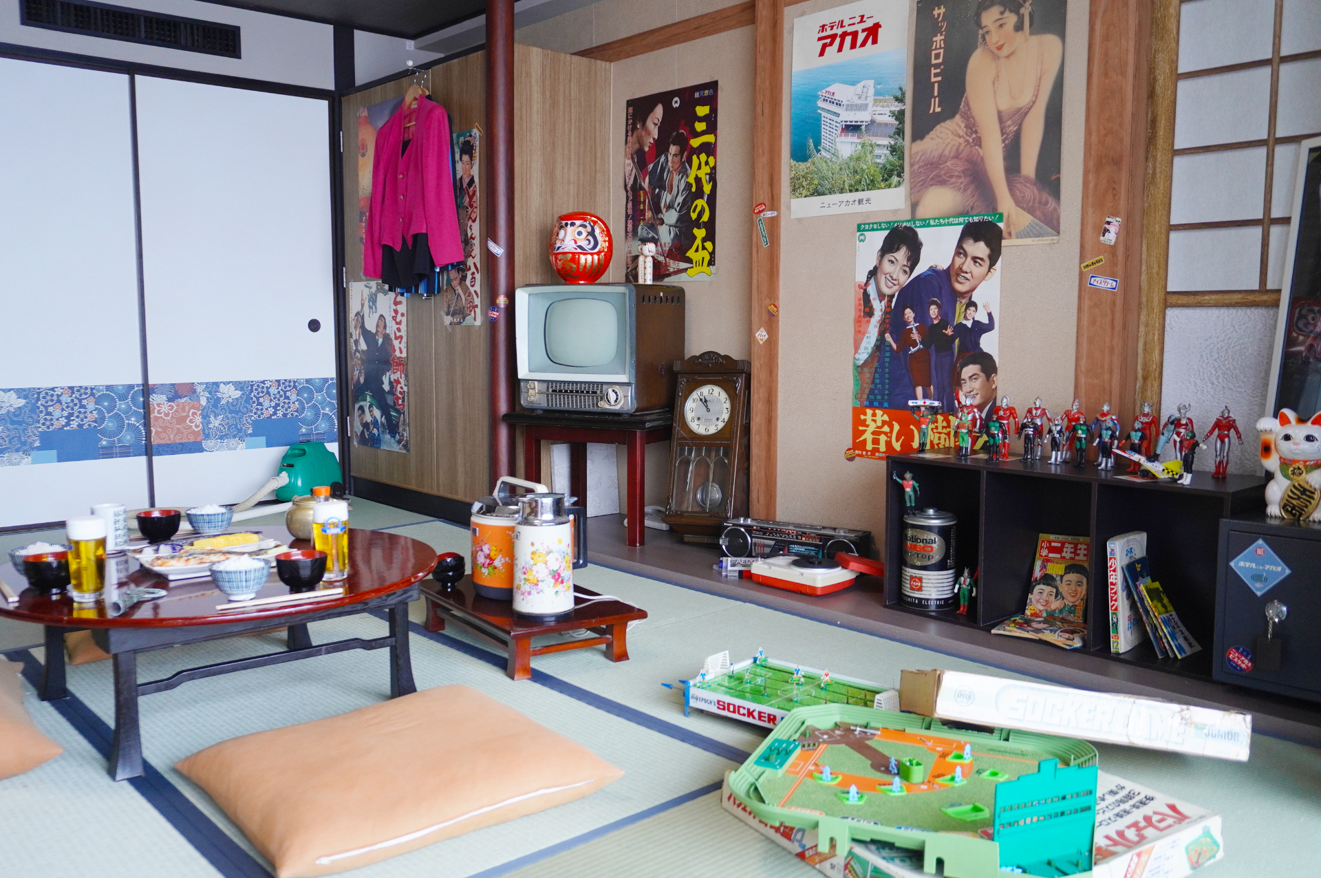 “昭和の趣味部屋”を再現した「昭和夜ふかしルーム」に対し、こちらの写真撮影専用の展示ルーム「ホテルニューレトロ」は“昭和のリビング”を再現