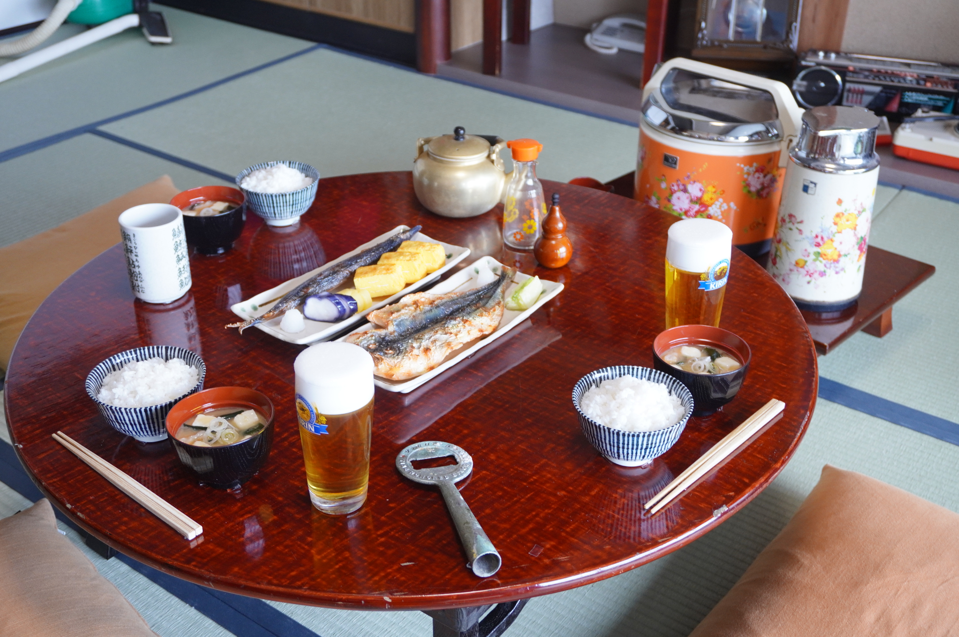 居間で夕食を囲む家族3人の団らんをイメージして家具や小物を配置。ポスターなどもオークションで落札した本物という