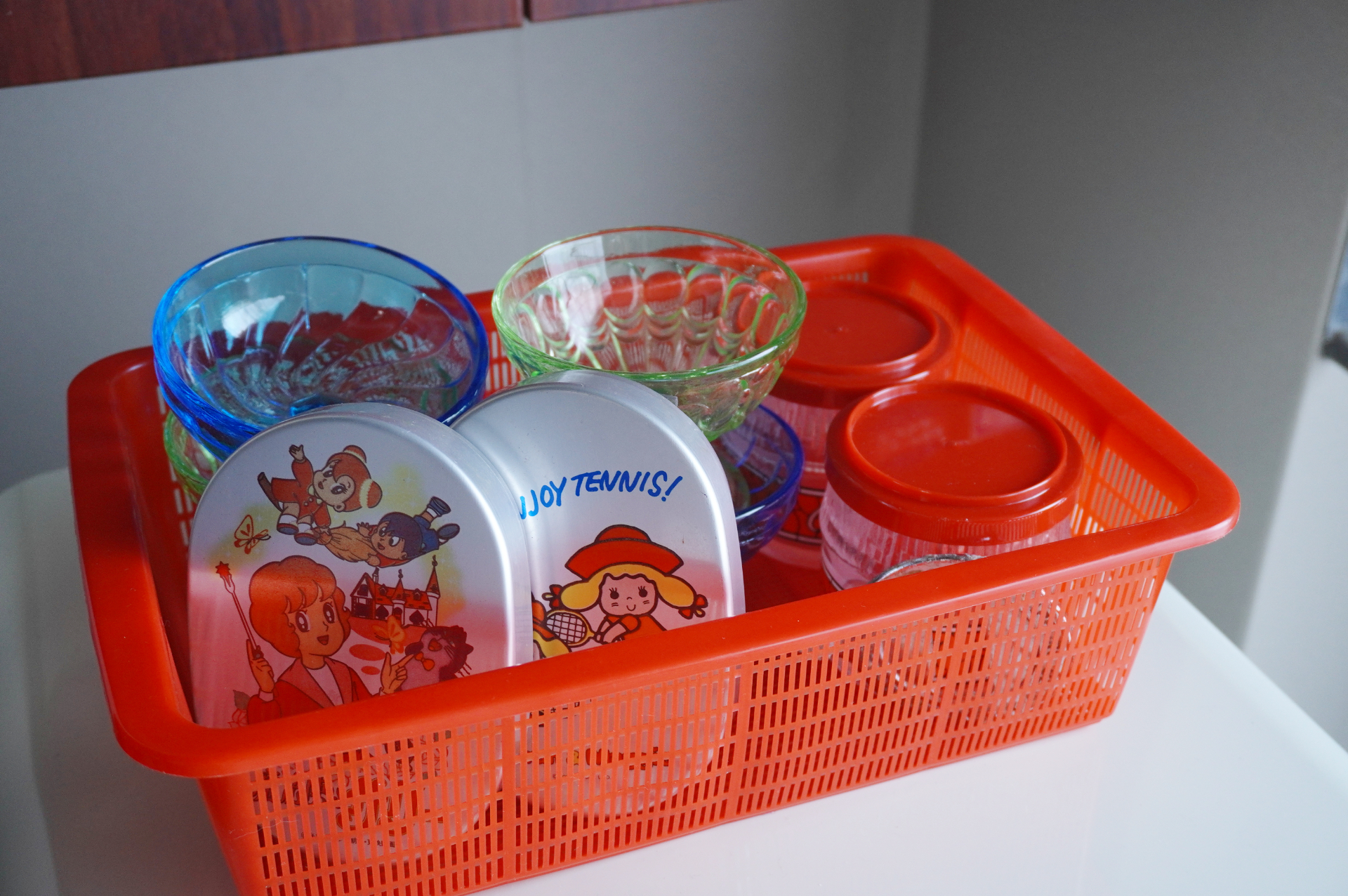 居間で夕食を囲む家族3人の団らんをイメージして家具や小物を配置。ポスターなどもオークションで落札した本物という