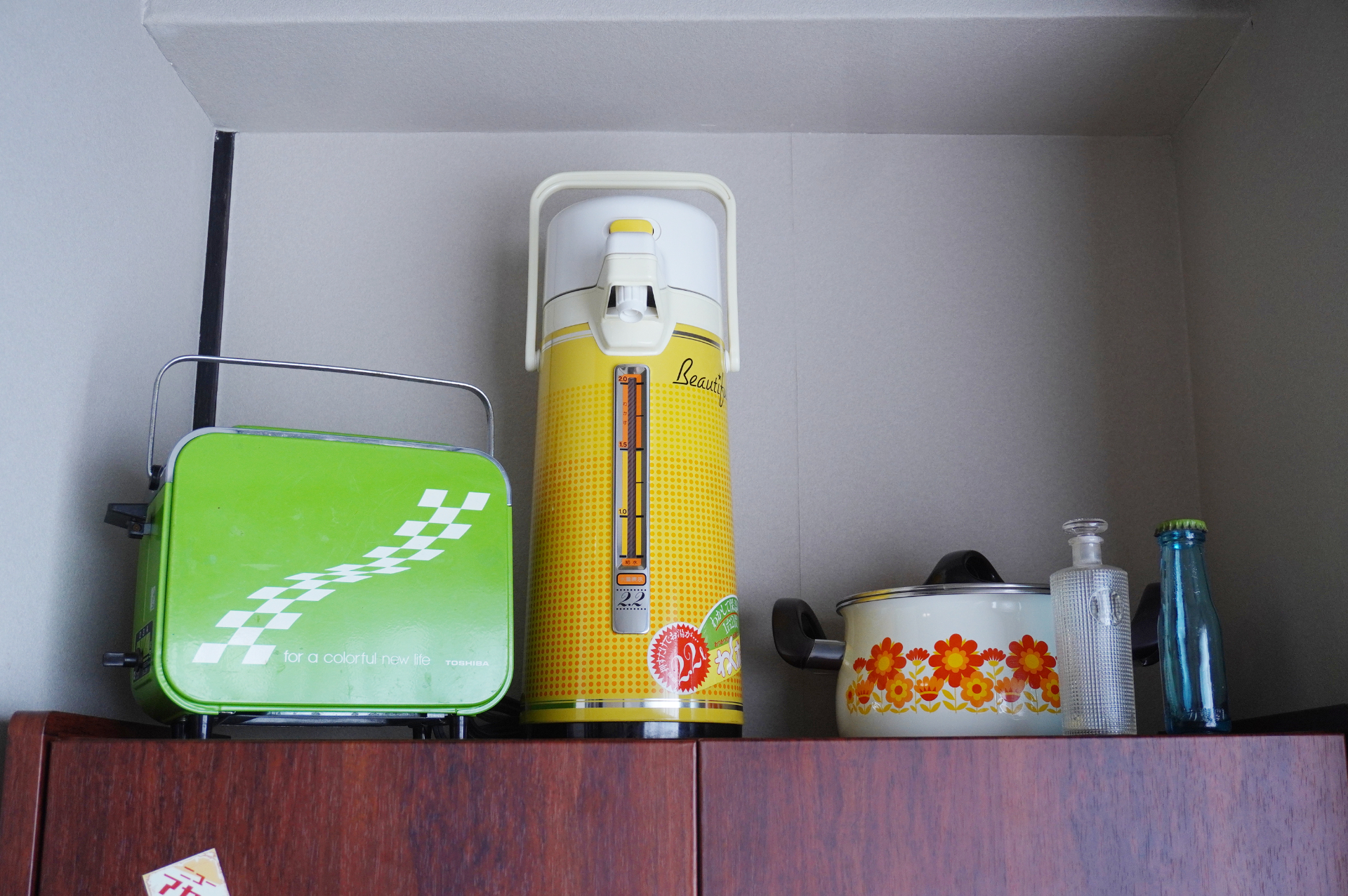 居間で夕食を囲む家族3人の団らんをイメージして家具や小物を配置。ポスターなどもオークションで落札した本物という