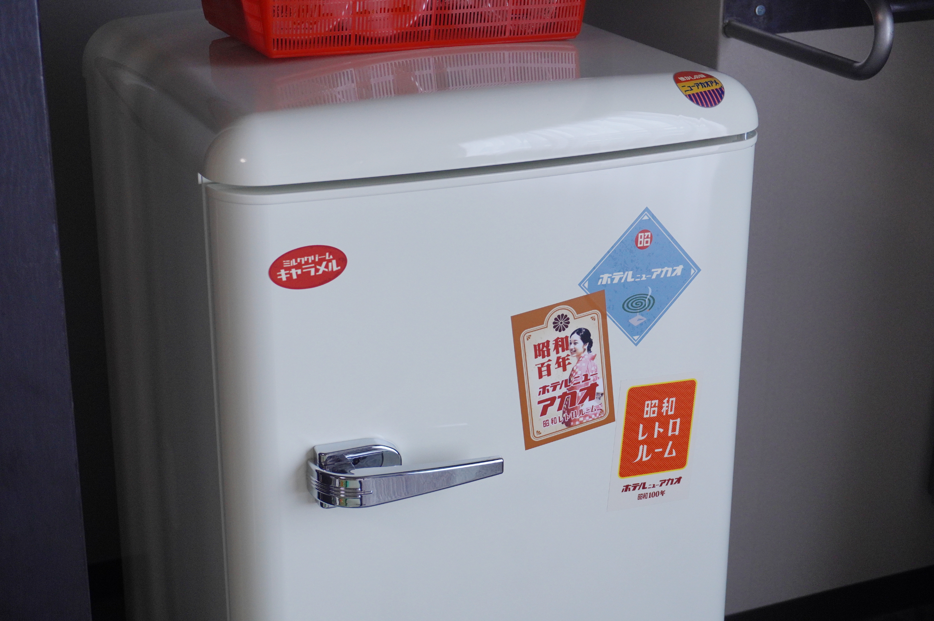 居間で夕食を囲む家族3人の団らんをイメージして家具や小物を配置。ポスターなどもオークションで落札した本物という