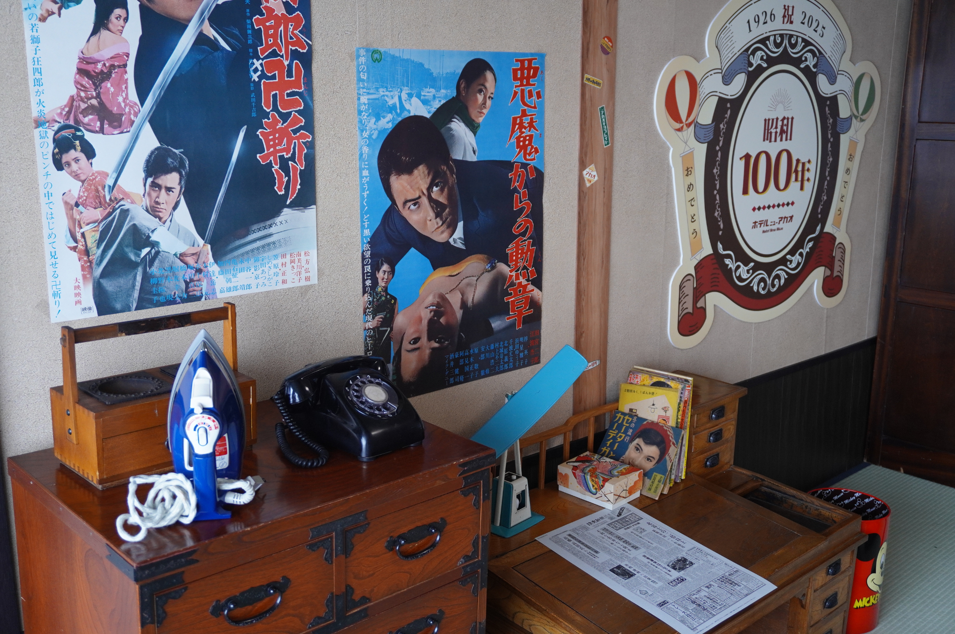 居間で夕食を囲む家族3人の団らんをイメージして家具や小物を配置。ポスターなどもオークションで落札した本物という