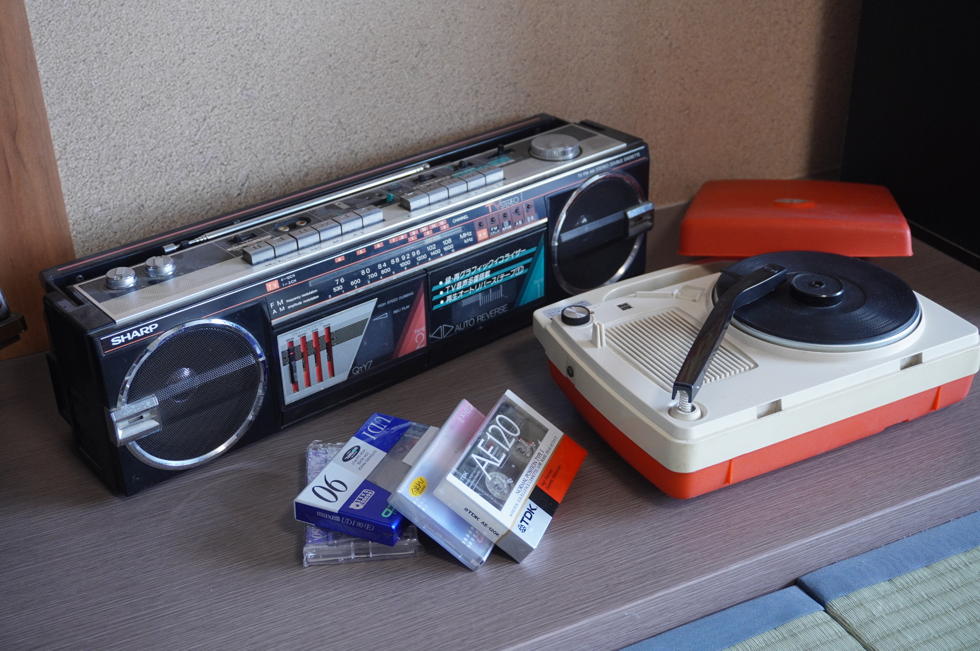 居間で夕食を囲む家族3人の団らんをイメージして家具や小物を配置。ポスターなどもオークションで落札した本物という