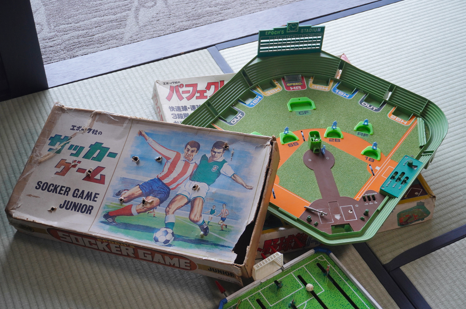 居間で夕食を囲む家族3人の団らんをイメージして家具や小物を配置。ポスターなどもオークションで落札した本物という