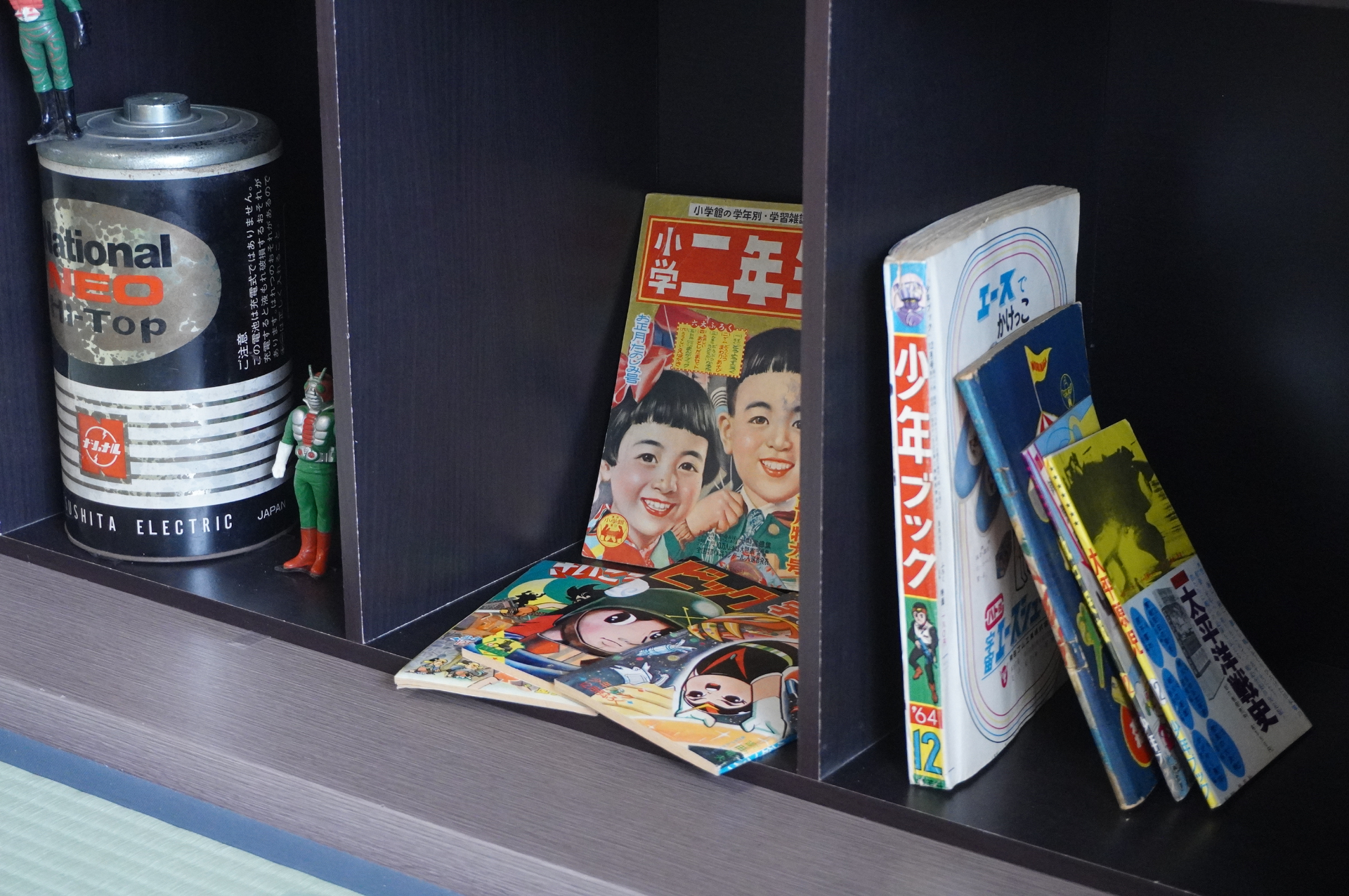 居間で夕食を囲む家族3人の団らんをイメージして家具や小物を配置。ポスターなどもオークションで落札した本物という