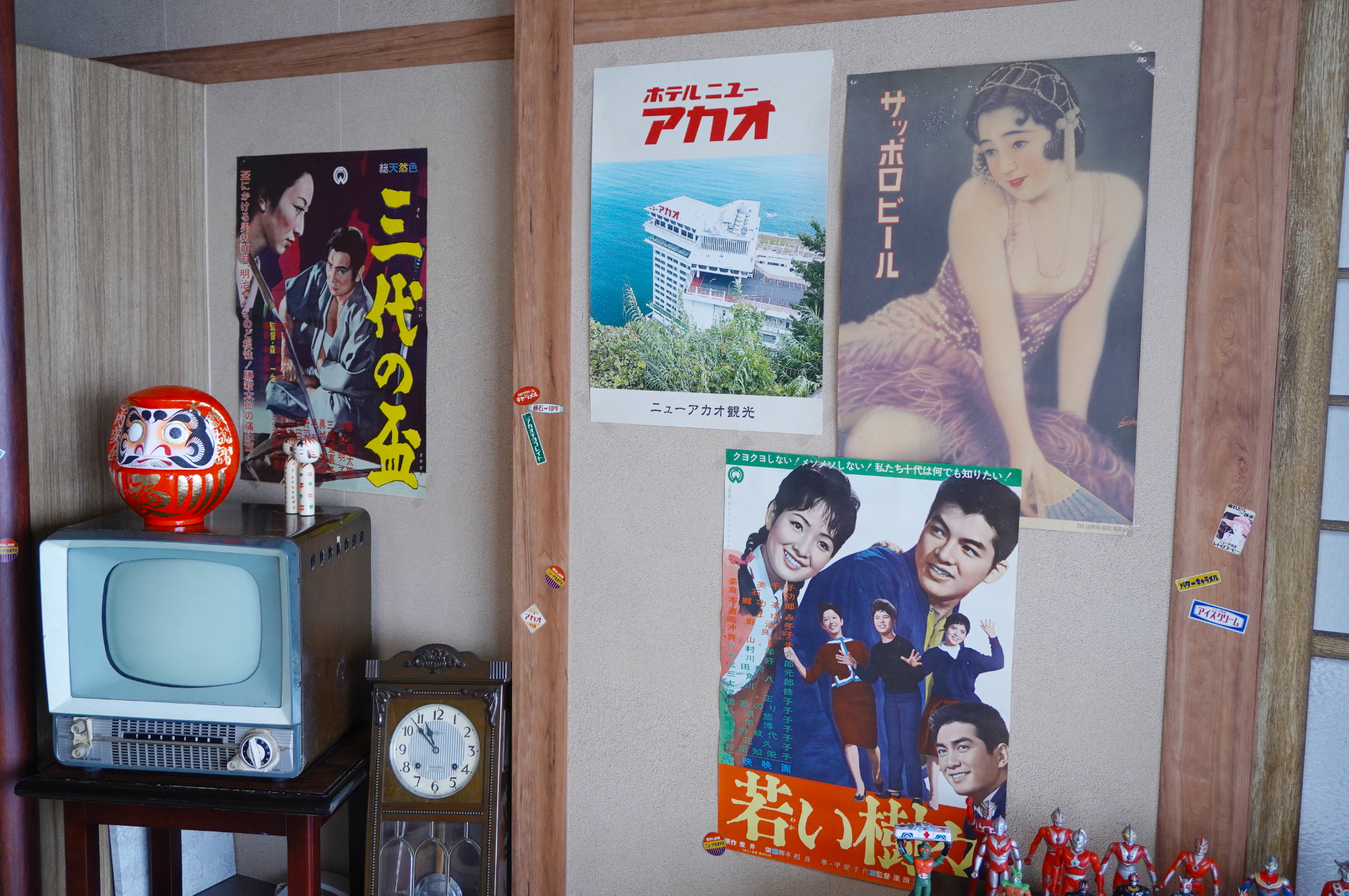 居間で夕食を囲む家族3人の団らんをイメージして家具や小物を配置。ポスターなどもオークションで落札した本物という