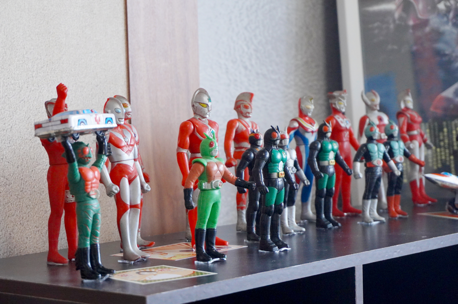 居間で夕食を囲む家族3人の団らんをイメージして家具や小物を配置。ポスターなどもオークションで落札した本物という