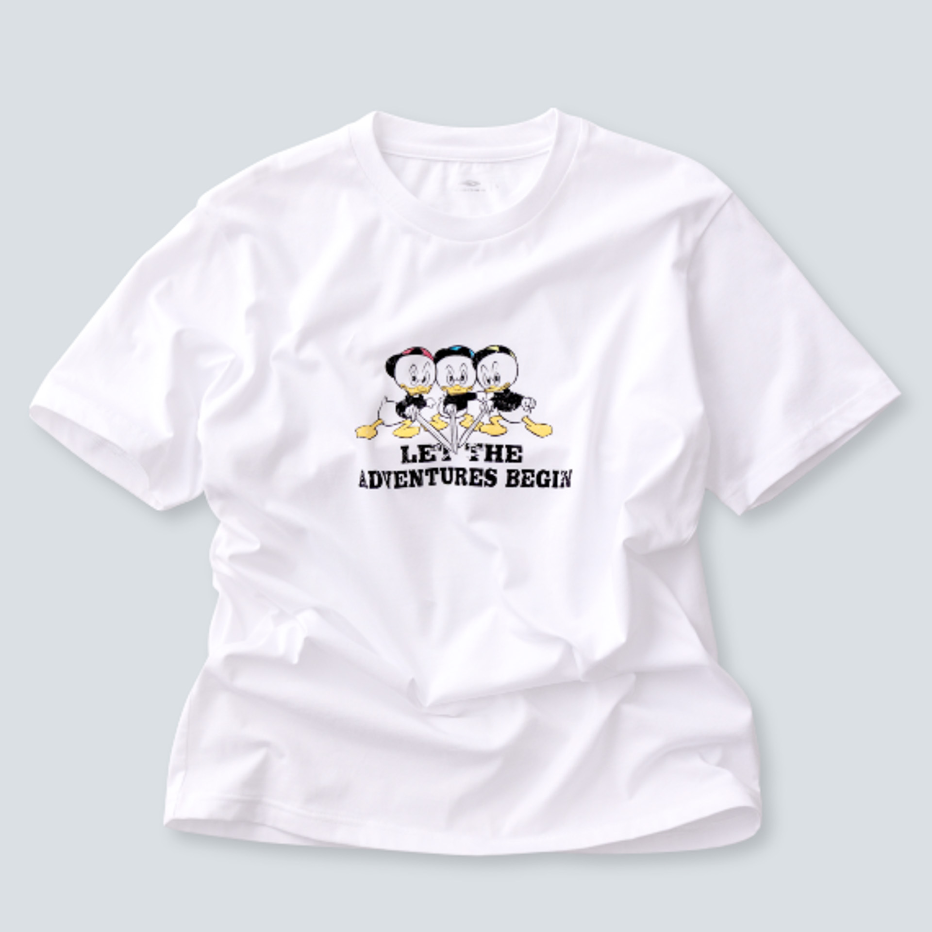 ディズニーラインナップ・メンズ「グラフィックTシャツブラザーズ」（1999円、以下同）