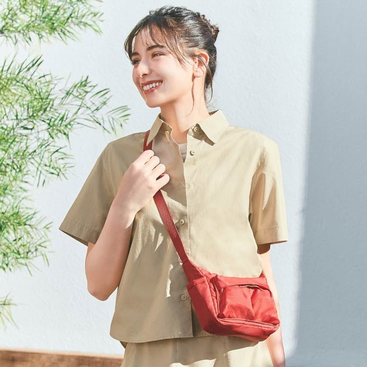 4日間限定ノベルティ「マルチポケットミニバッグ」。サイズは約16cm×5.6×13.5cm（幅×奥行き×高さ）、ショルダーの長さ61～117cm