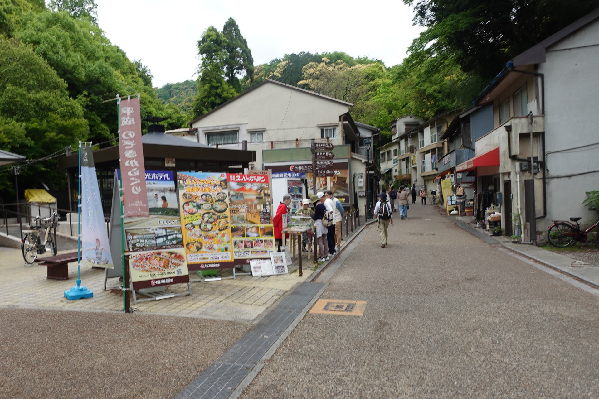 箕面駅の北側には土産物屋街が連なる