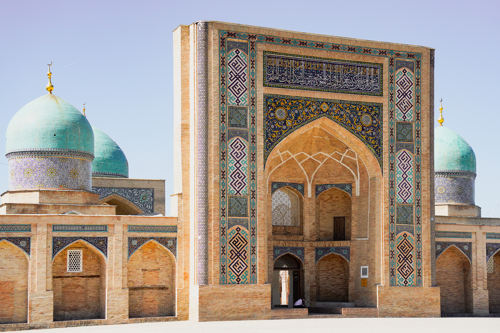 首都タシケントにある「ハスト・イマーム広場」。このような青く美しいモスクを各所で見ることができる