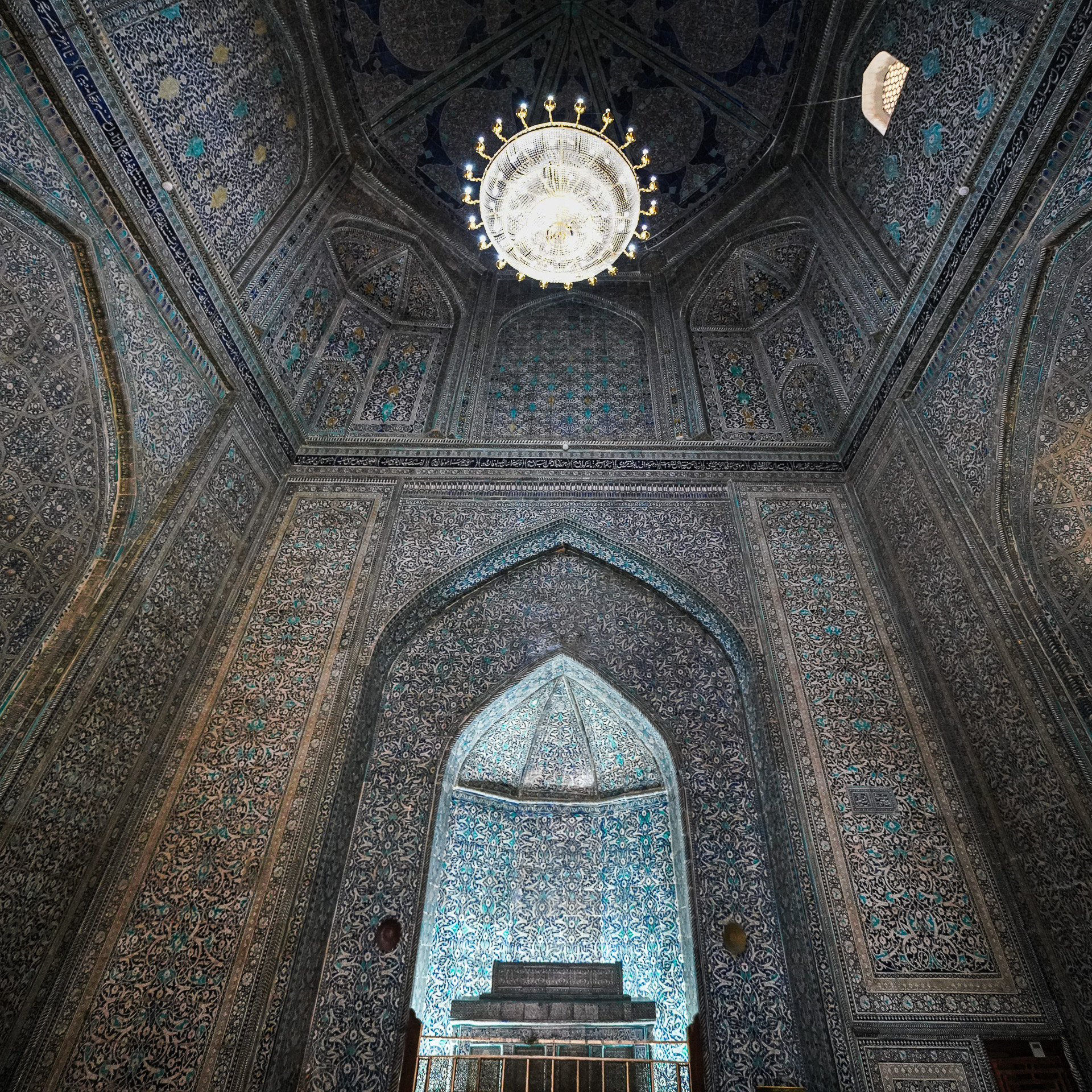 地方都市ヒヴァにある内城塞「イチャン・カラ」内にあるパフラヴァン・マフムドの霊廟内。青いマジョリカ焼きの装飾。緻密で美しい歴史的な装飾を堪能することができる