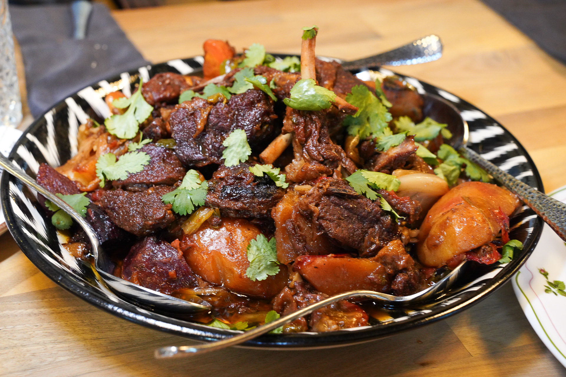 イスラム圏となるが食事は困らない。ラム肉と牛肉が豊富。肉じゃがのようなメニュー