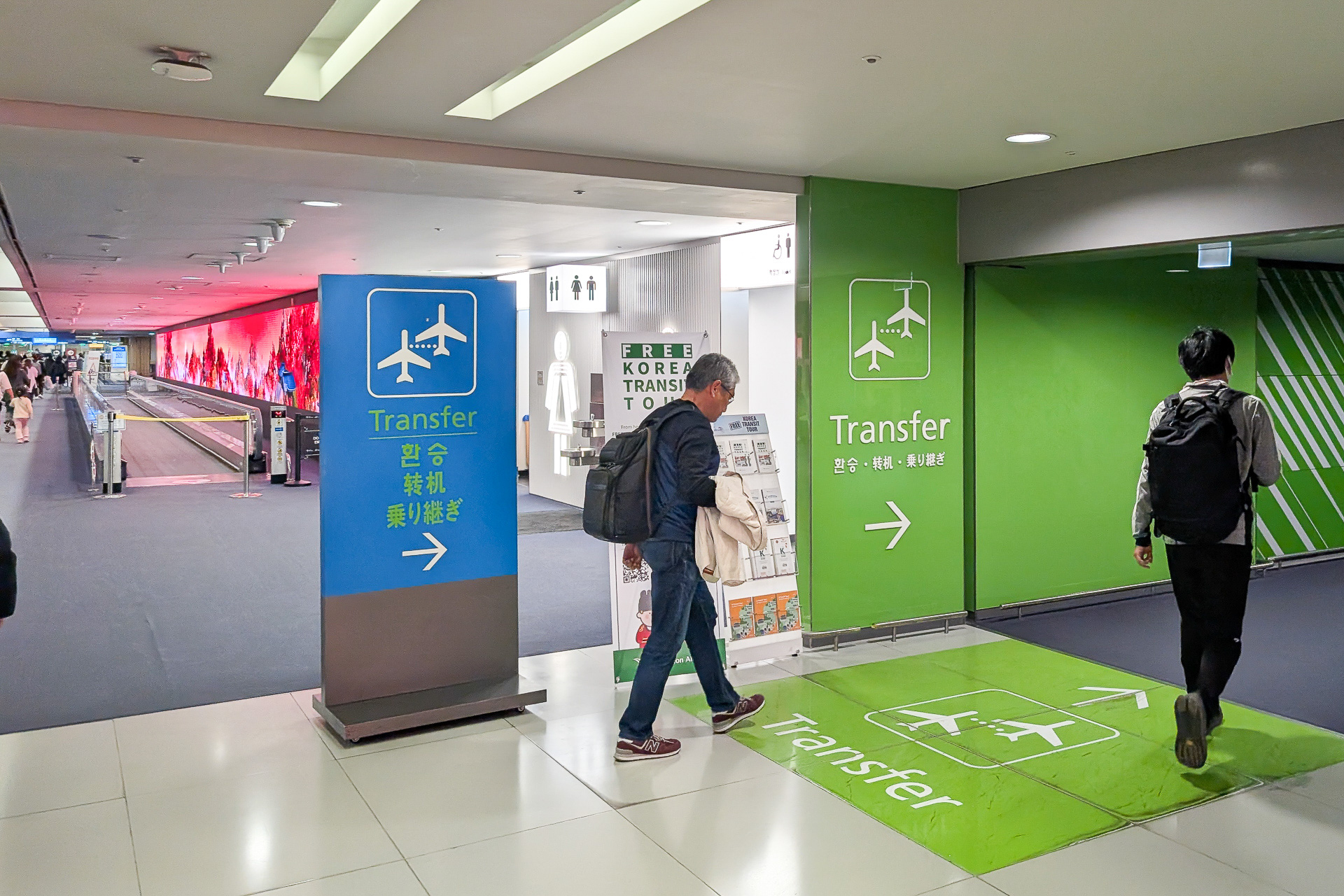 仁川空港に到着したら「Transfer（乗り継ぎ）」方面へ。この後は保安検査を受ける