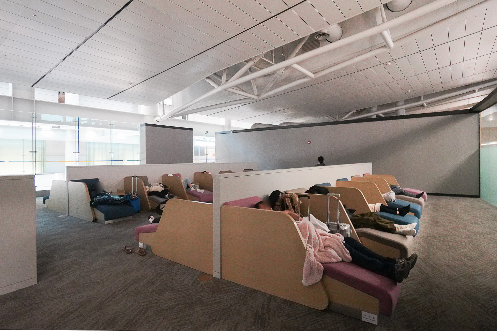 無料の仮眠用スペースもあるが、ほぼ埋まっている