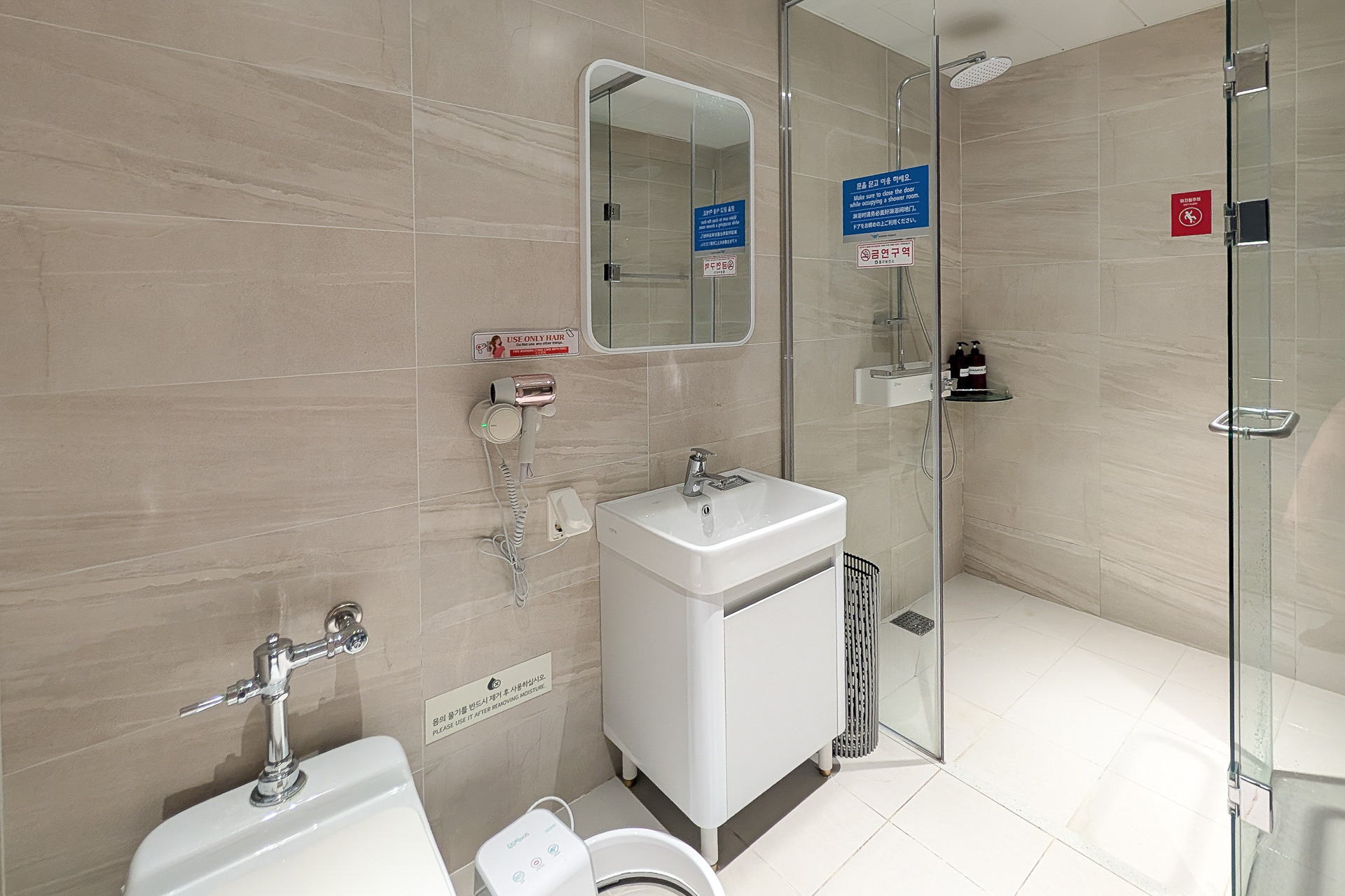 乗り継ぎの人は30分6ドルで利用できる