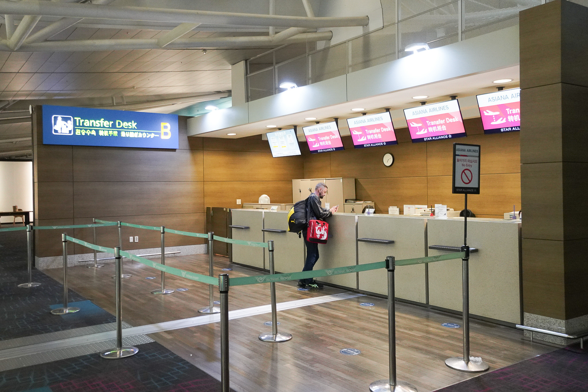 「Transfer Lounge」近くにデスクがあるが、これはアシアナ航空専用カウンターなので往路では使えない。復路はここでOK