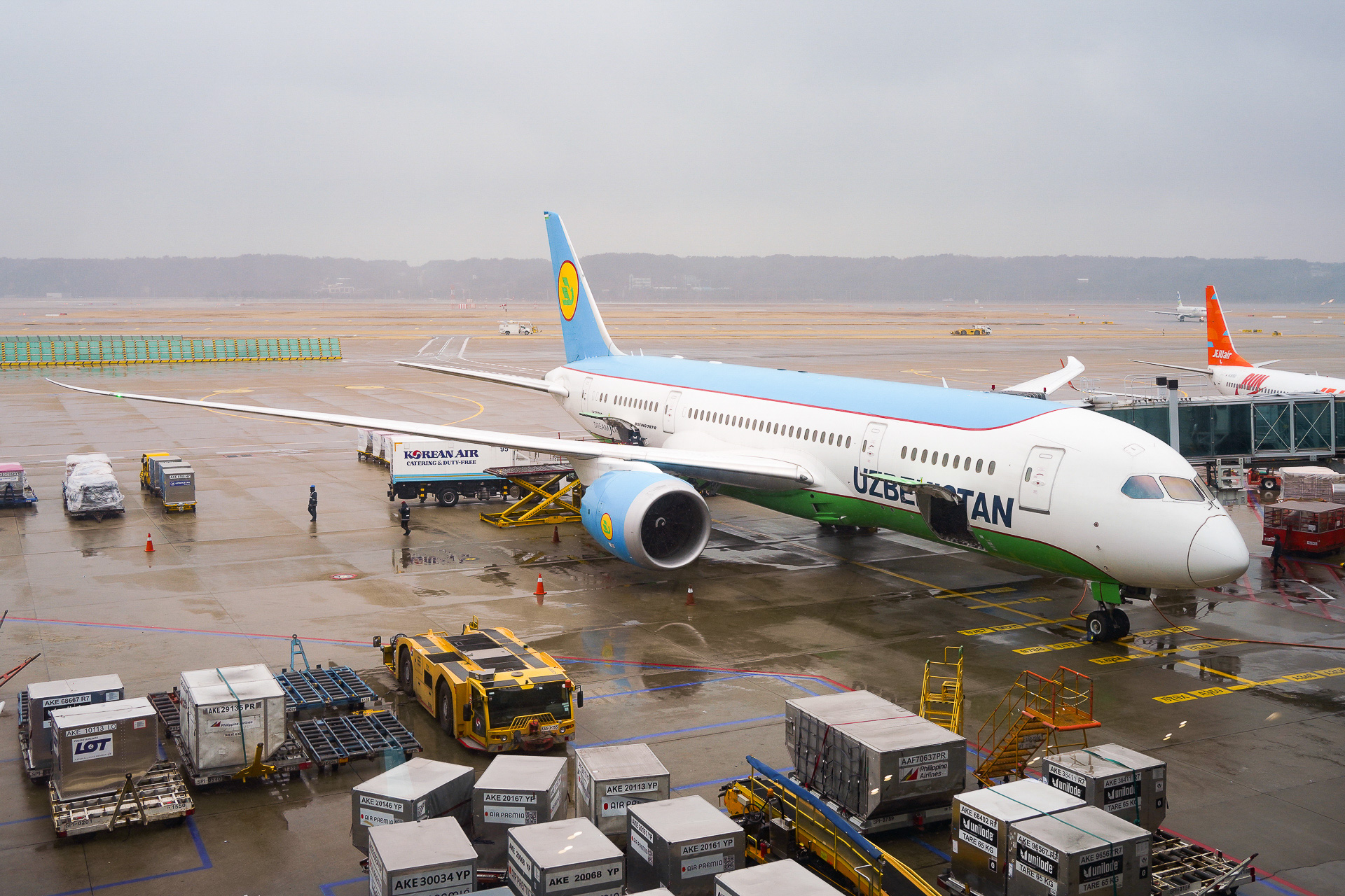 ウズベキスタン航空のHY512便はボーイング 787-8型機。あいにく外は小雪が舞っている