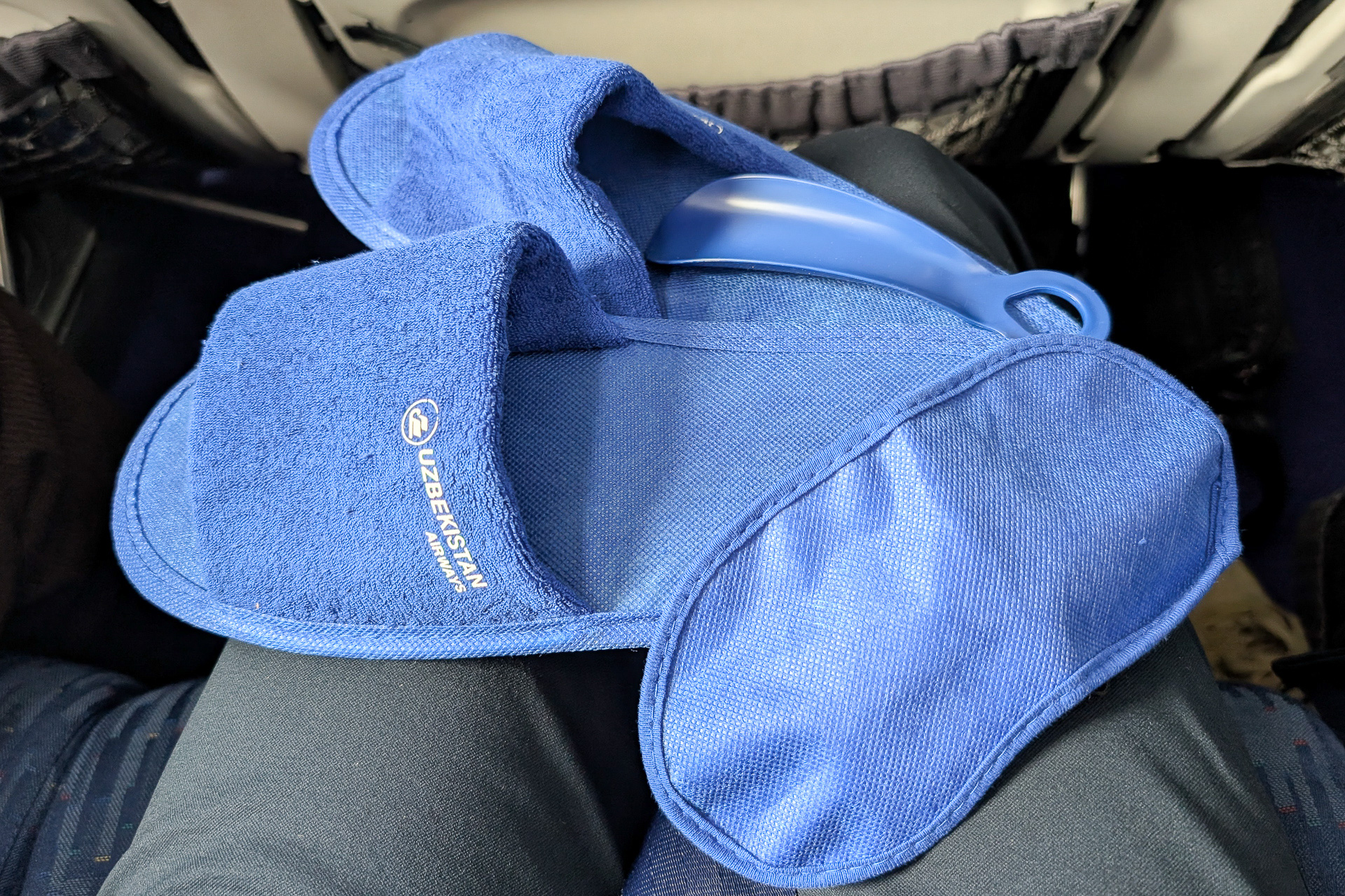 エコノミーにはめずらしい、スリッパやアイマスクのアメニティ付き