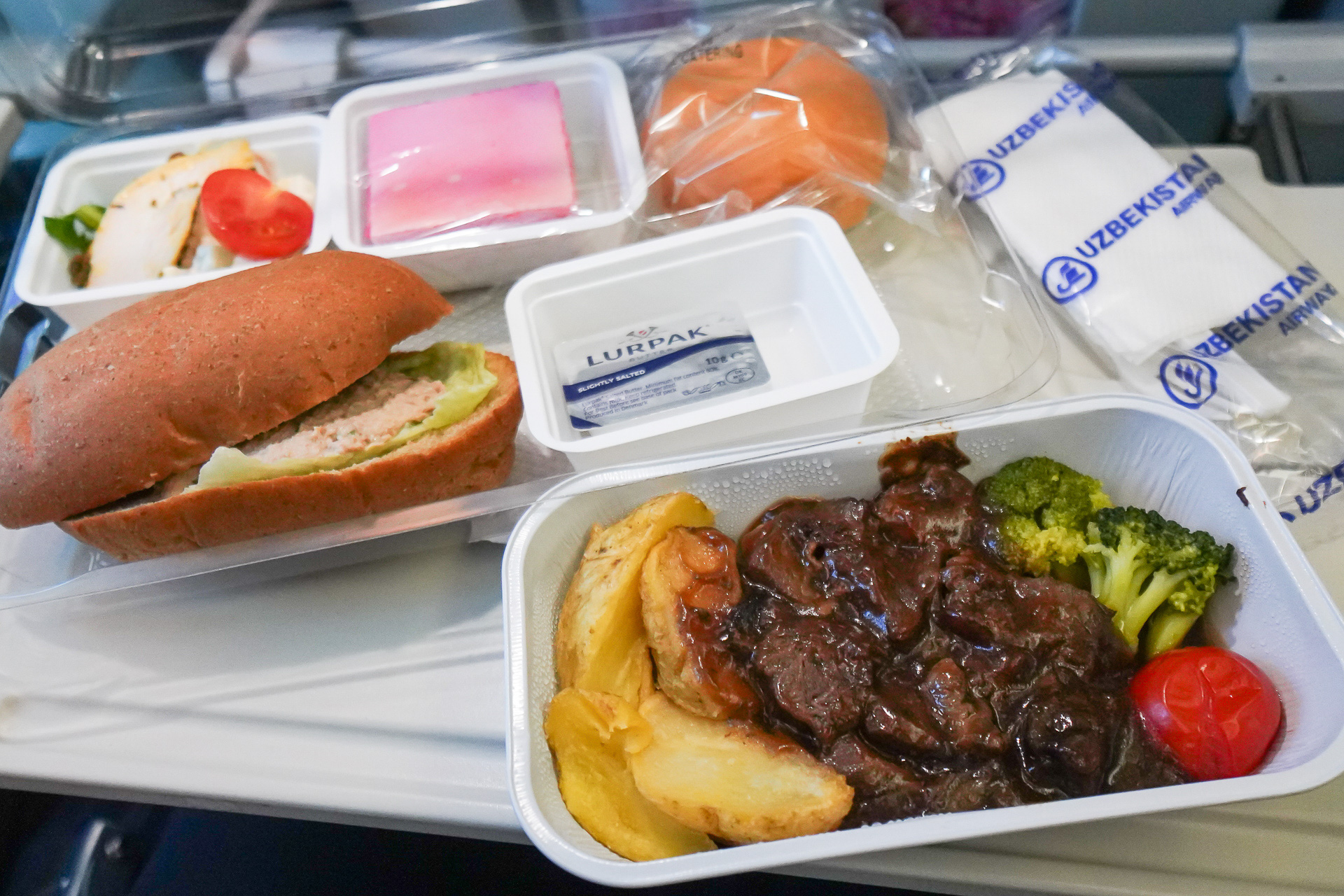 往路のビーフの機内食。ボリュームしっかり