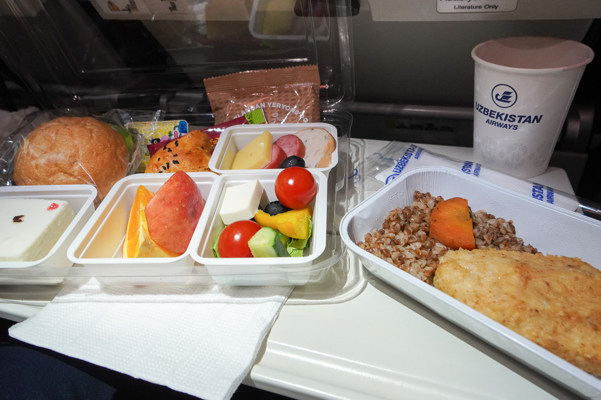 こちらは復路で出たチキンの機内食