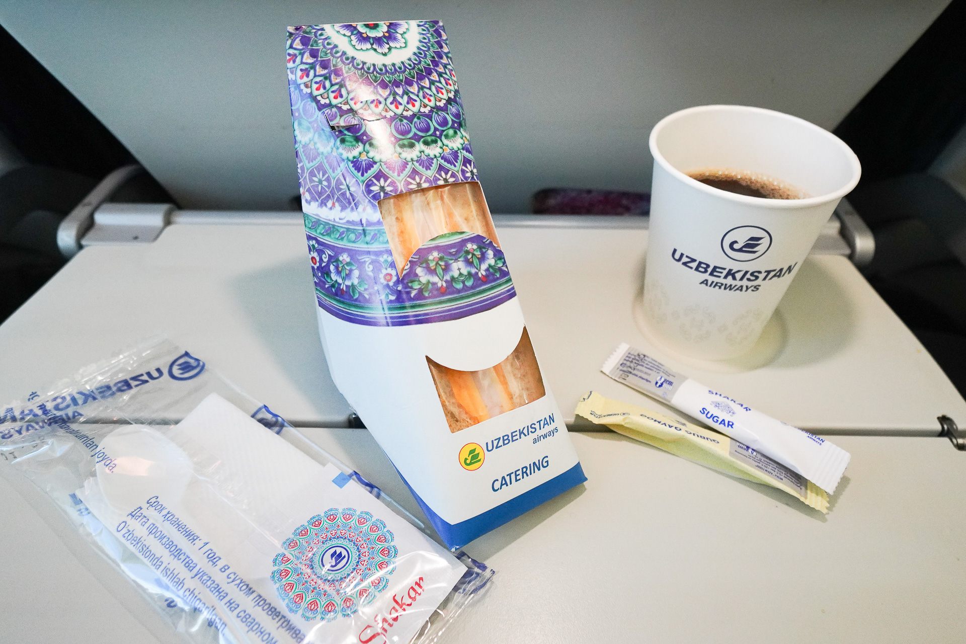 到着前には軽食が提供された。マジョリカ模様のデザイン