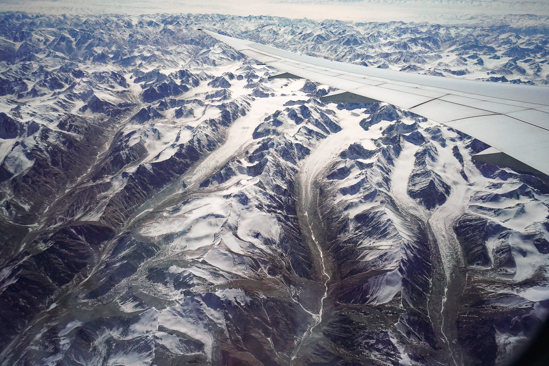 途中、高山地帯を通過する。雪に覆われた山脈は見応えがある