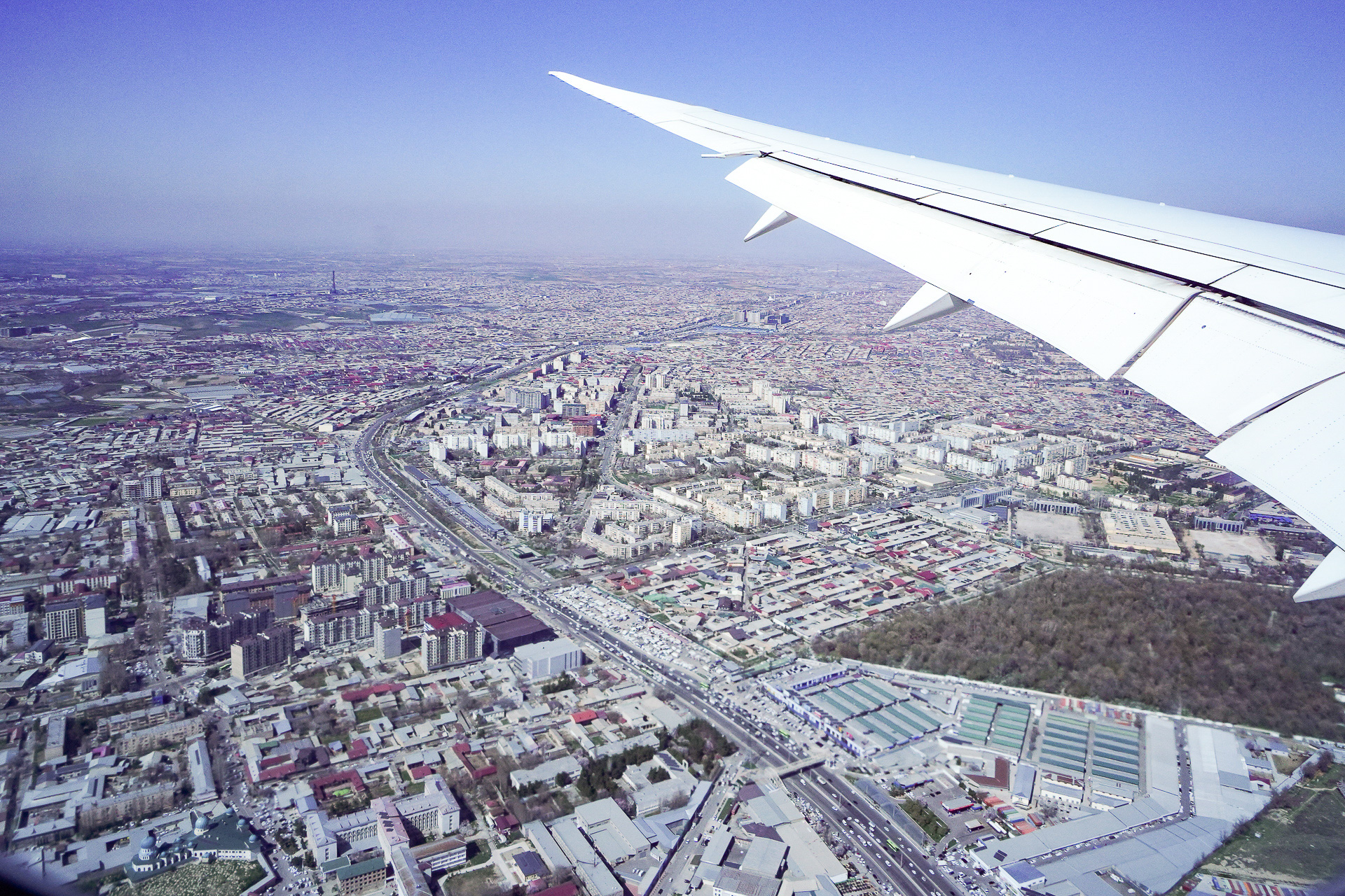 タシケント郊外が見えてくる。アパート群の形状がおもしろい