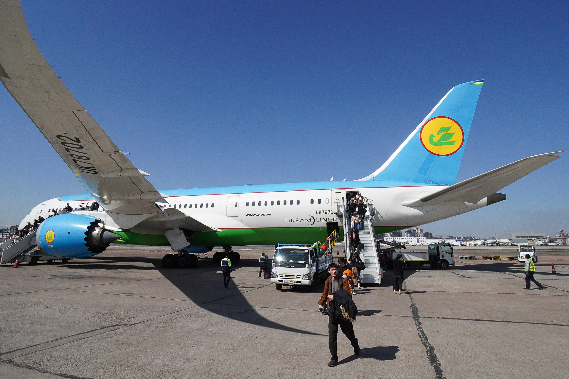 タシケント空港に到着。タラップで降機