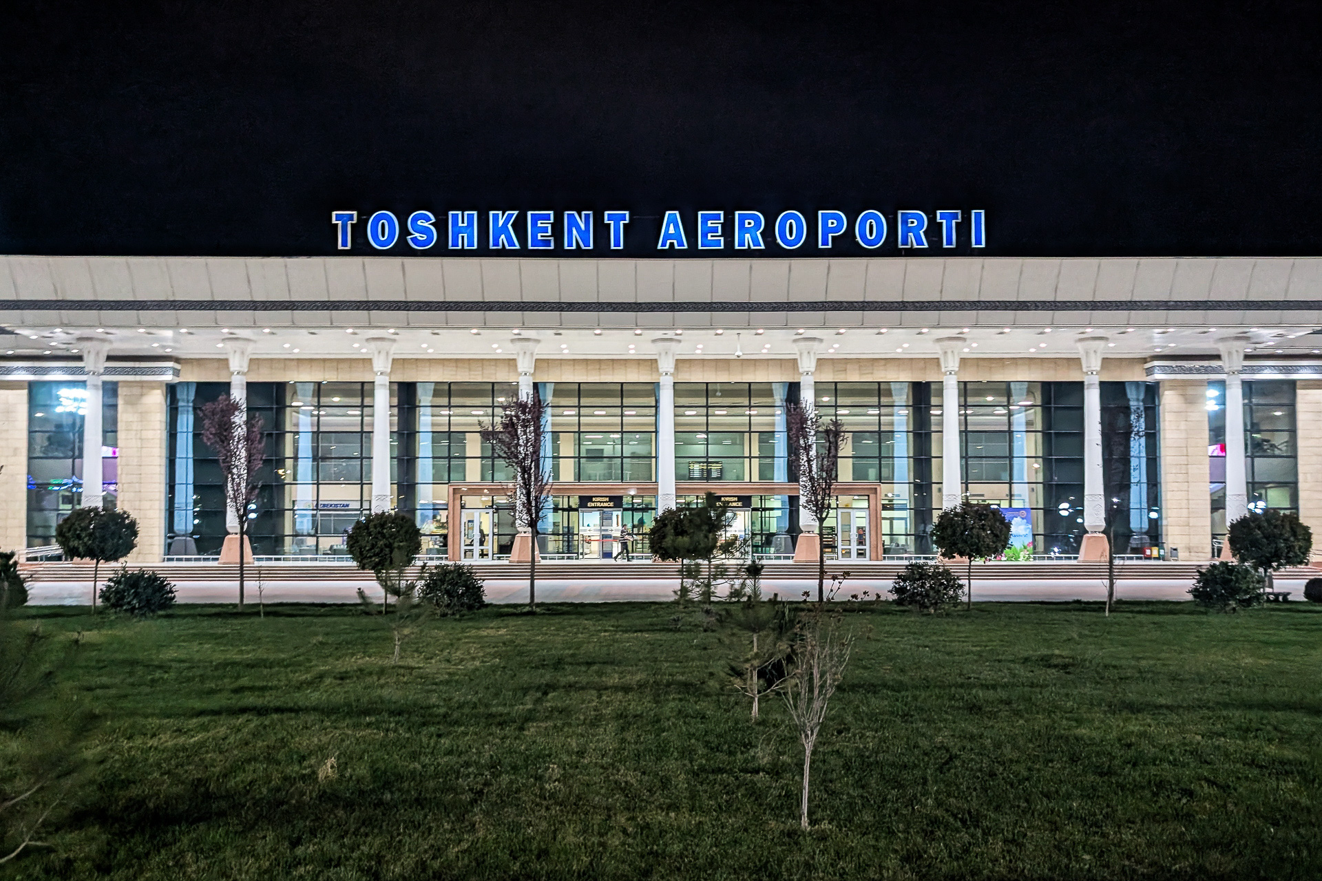 復路での夜のタシケント空港も美しい