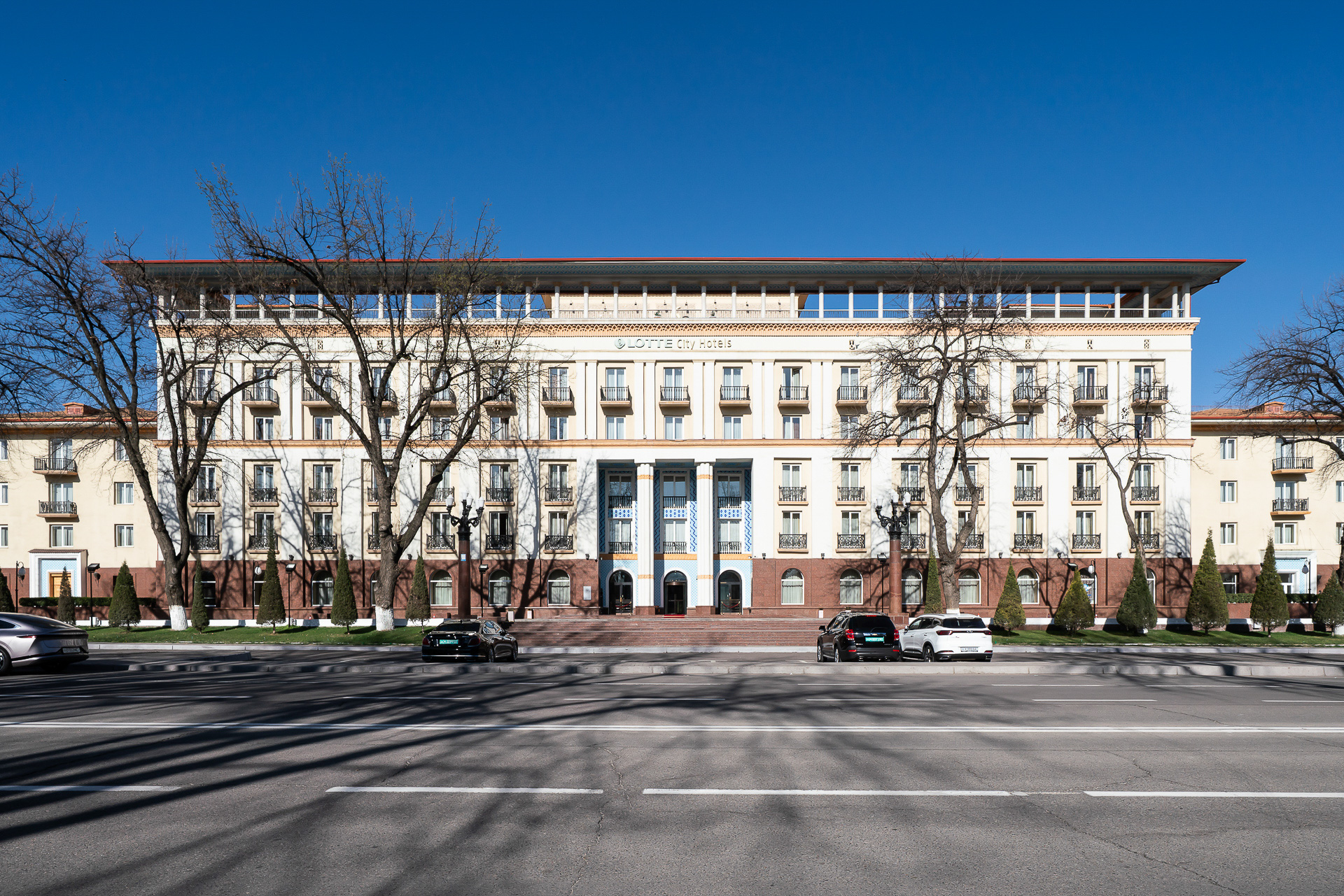 「LOTTE City Hotel Tashkent Palace」。とても大きなホテル