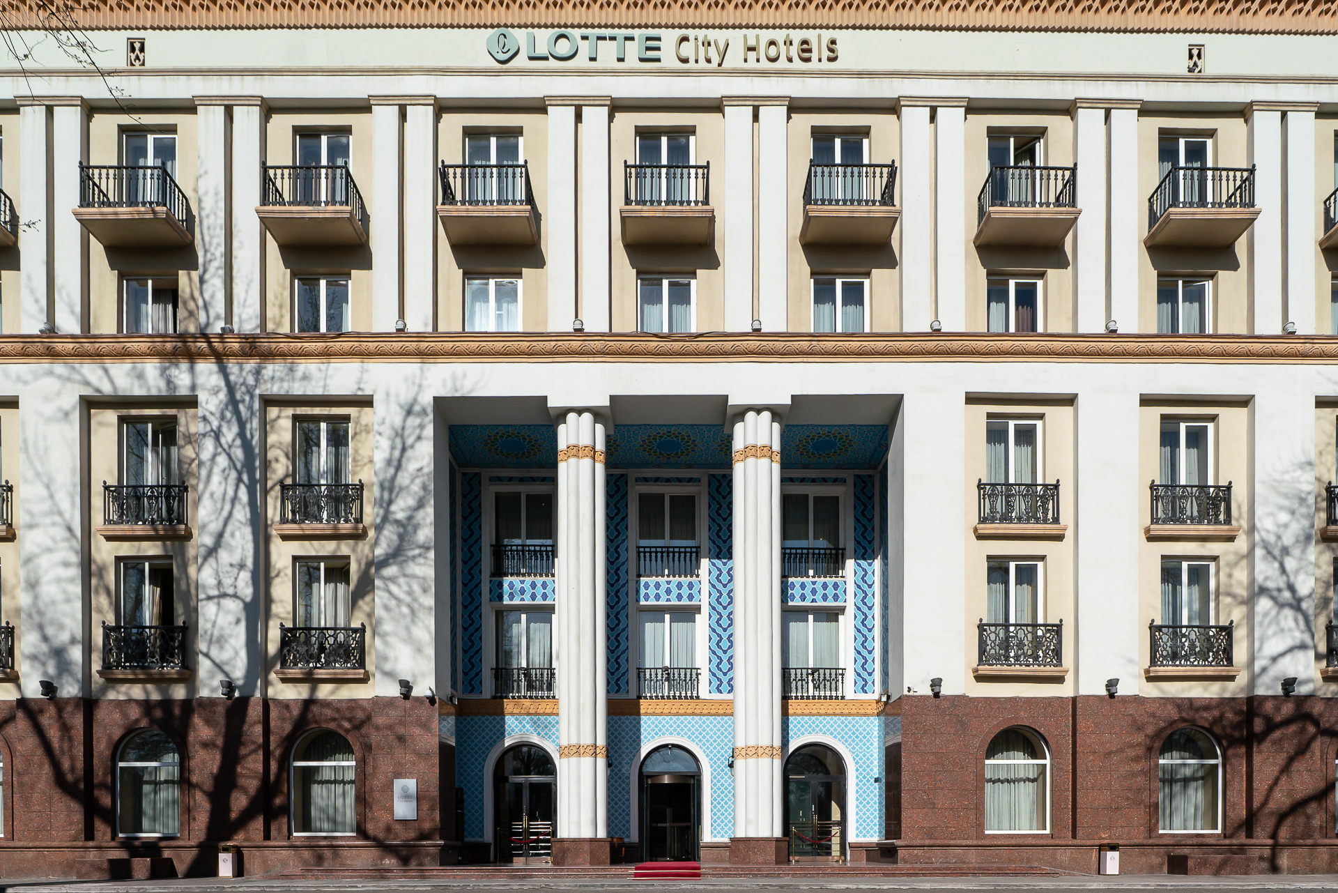 エントランス。ドアマンが常駐