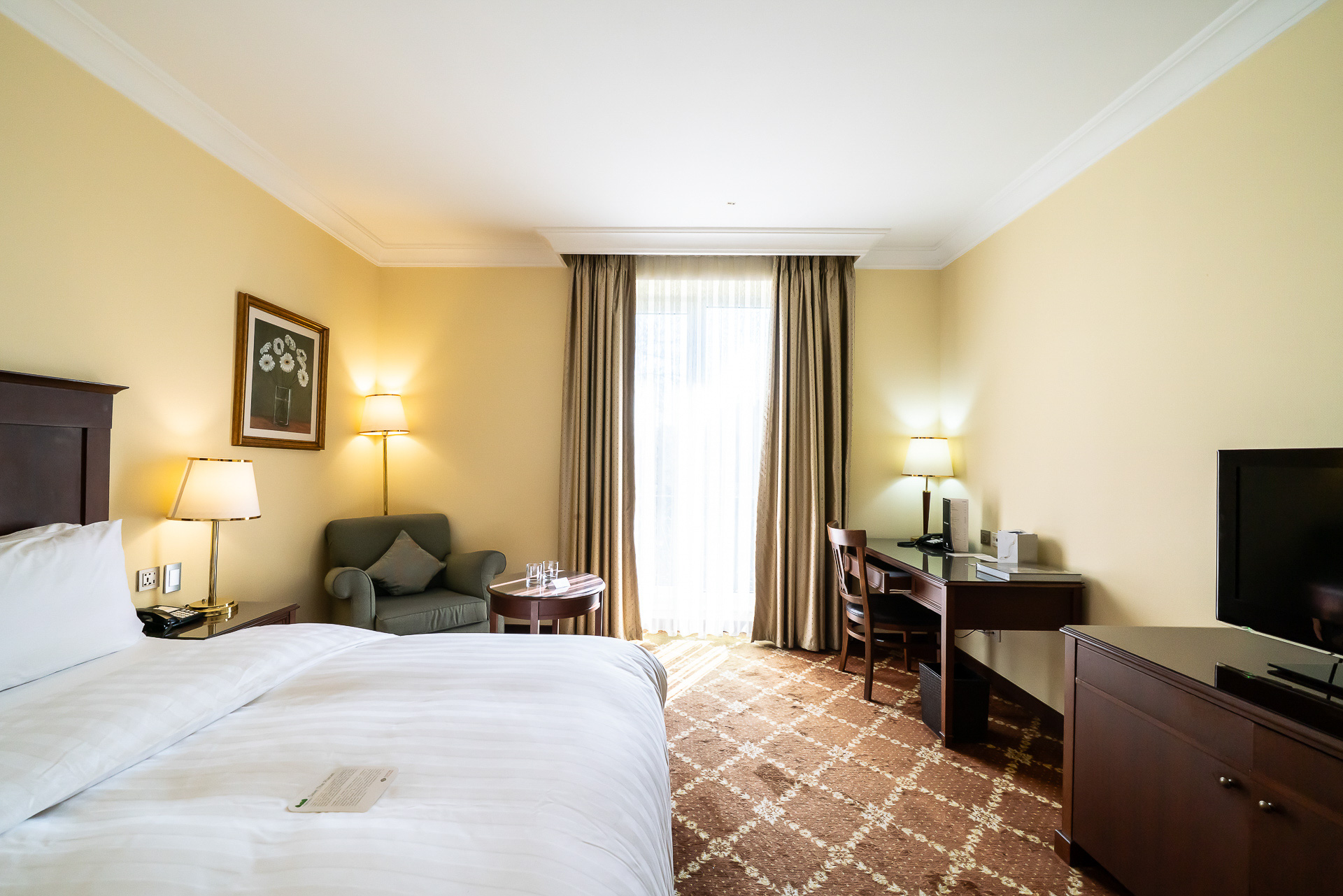 デスクもあり広々として快適