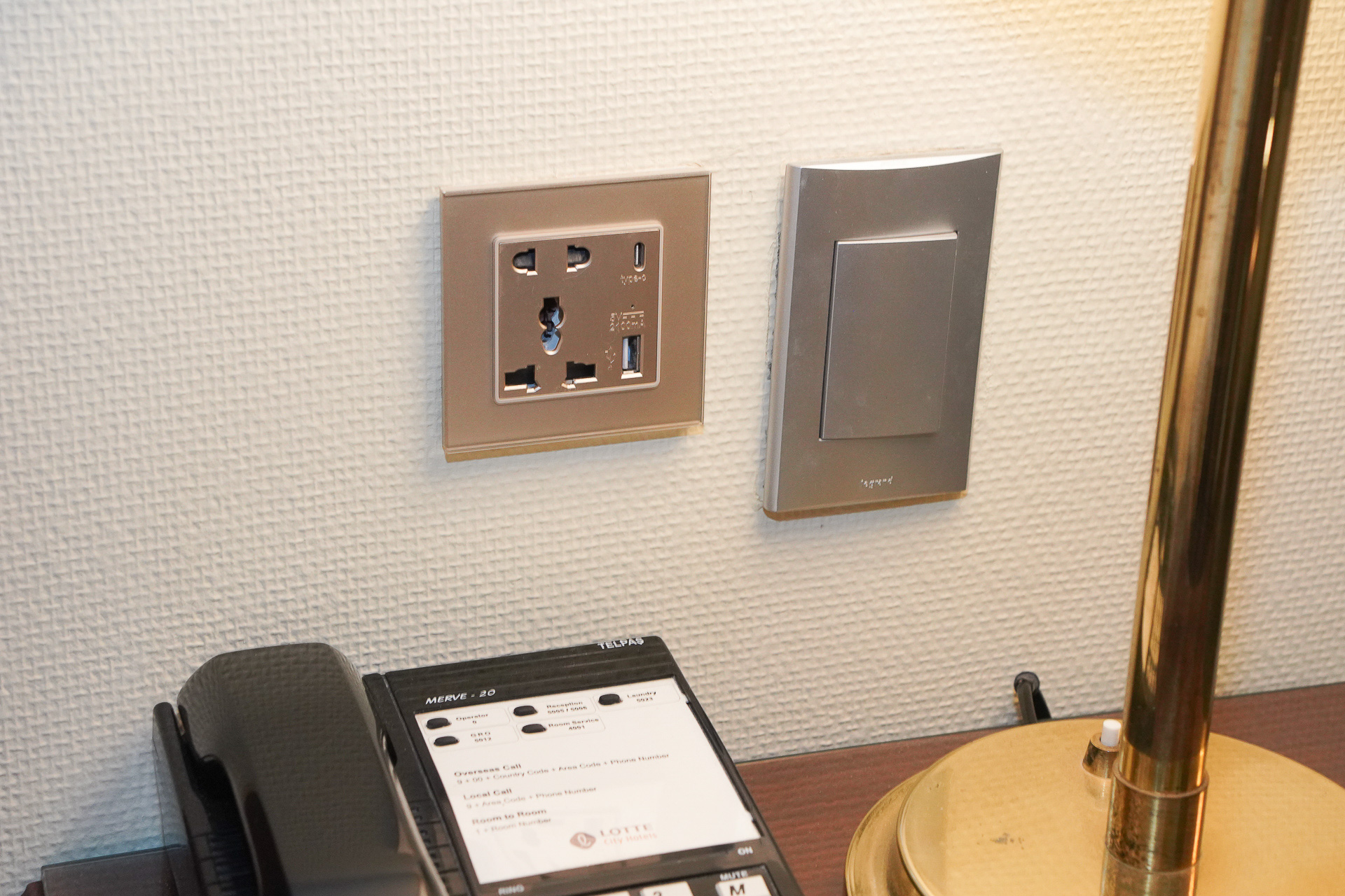 コンセント各国仕様になっていて変換は不要。ウズベキスタンは基本的にCタイプ。充電用のUSB Type-AとType-Cポートもあり万全