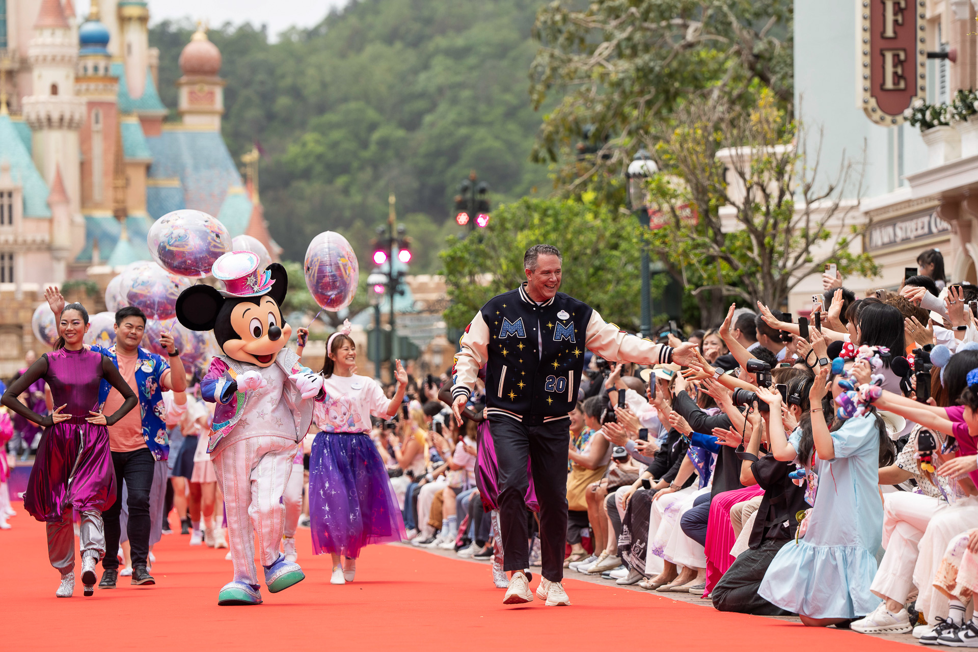 開催に先駆けて「20周年記念マジカルなレッドカーペット・パーティ」を実施した