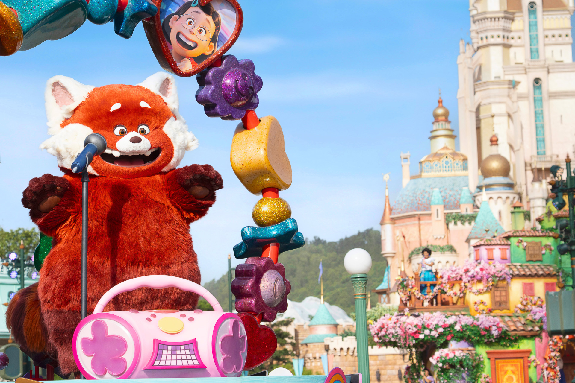 パレードには「私ときどきレッサーパンダ」のフロートも登場する