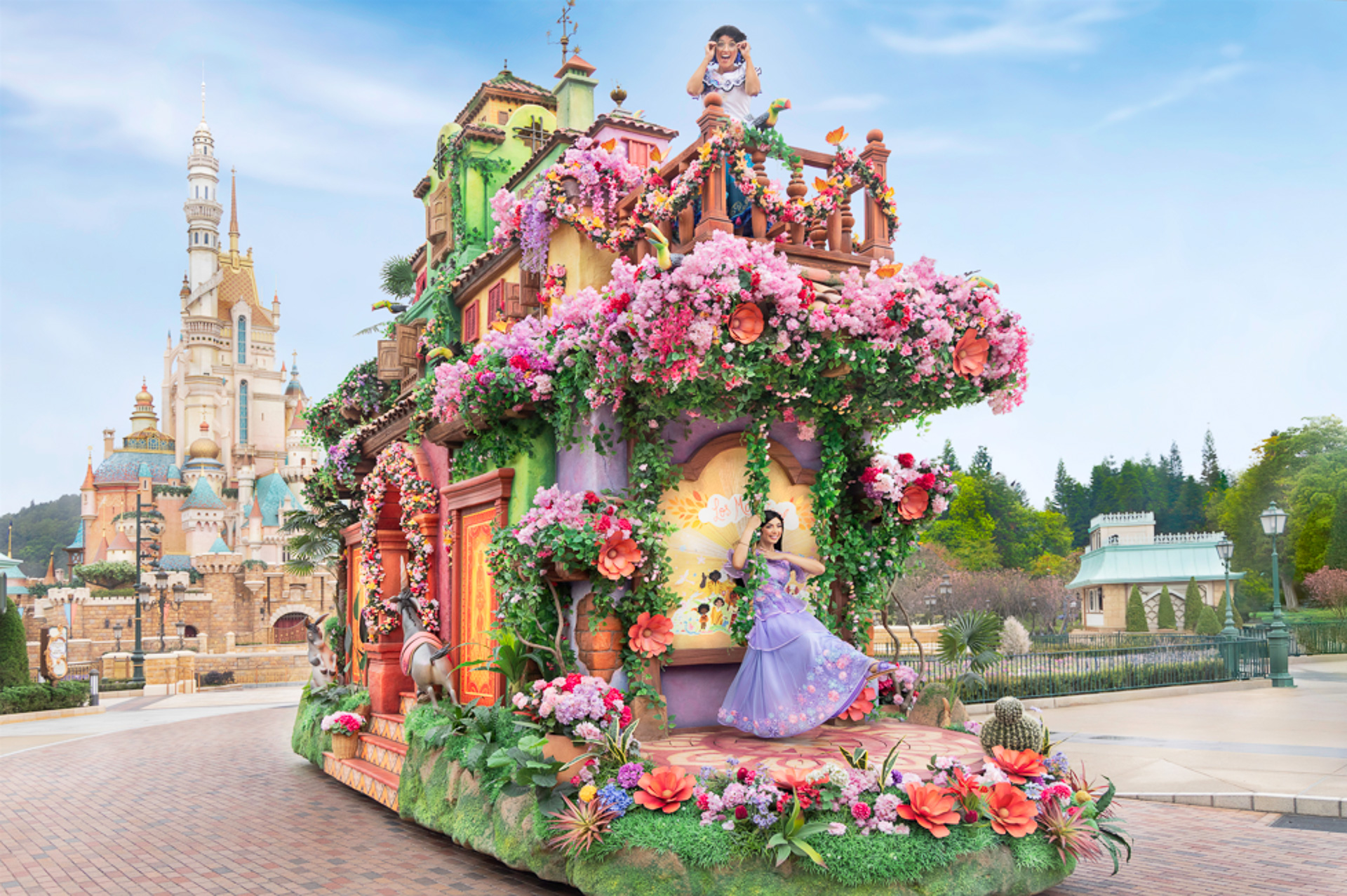 「ミラベルと魔法だらけの家」のフロート