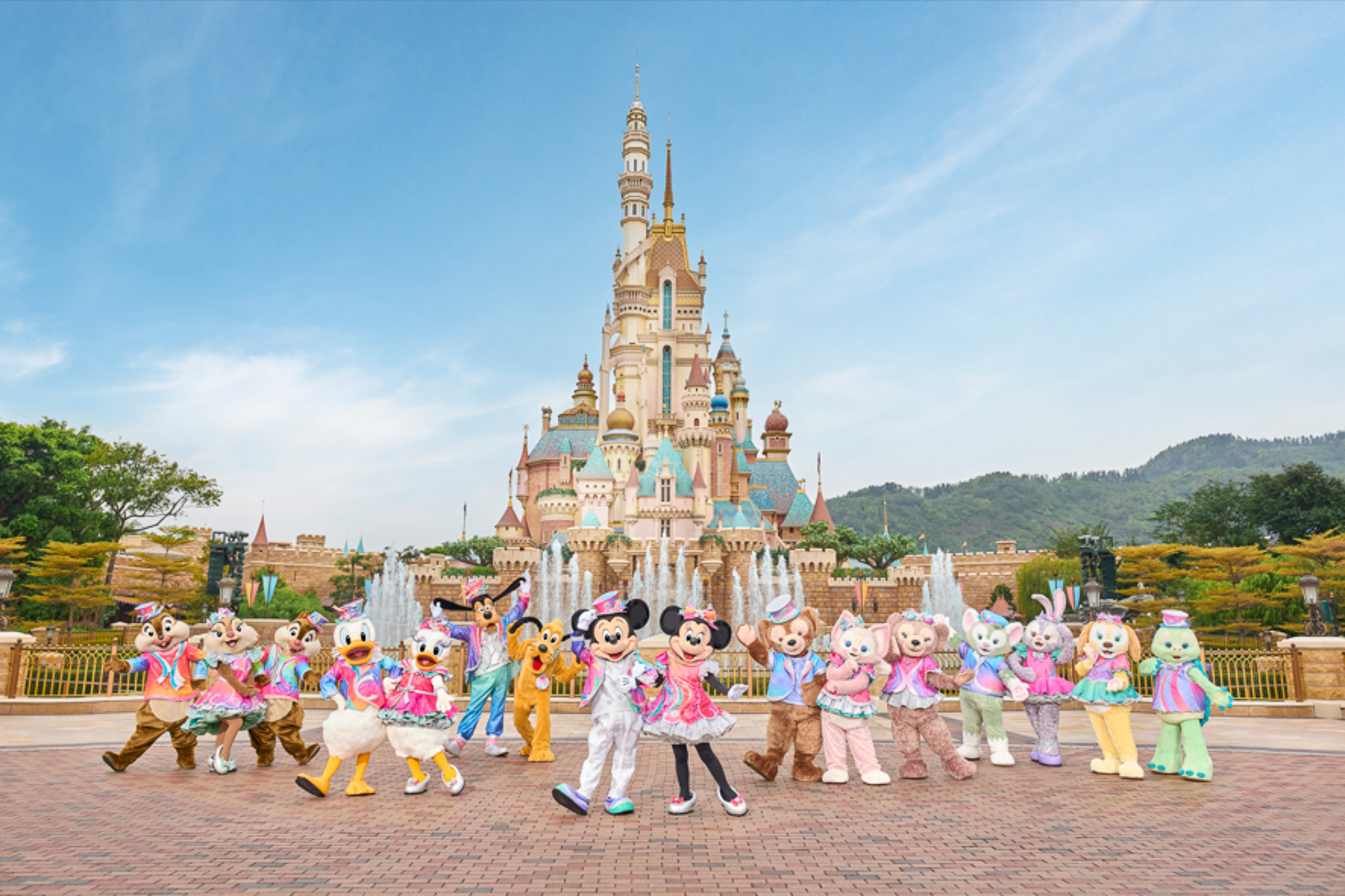 旅行会社などで20周年のリゾートが満喫できるツアーや特典付きチケットが発売中