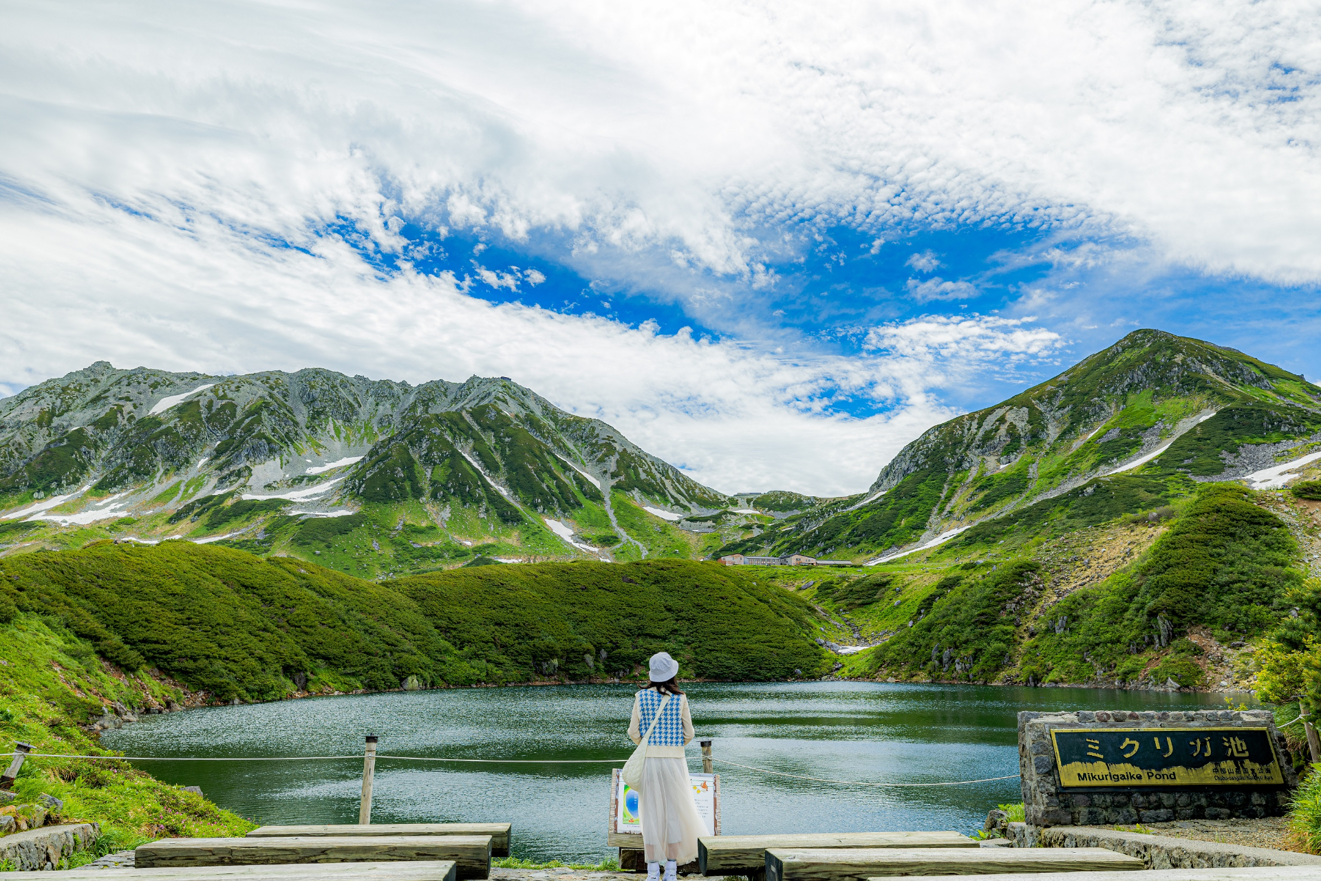 立山黒部アルペンルートの夏の旅行はWEBきっぷがお得。画像は7月下旬～8月の「みくりが池」