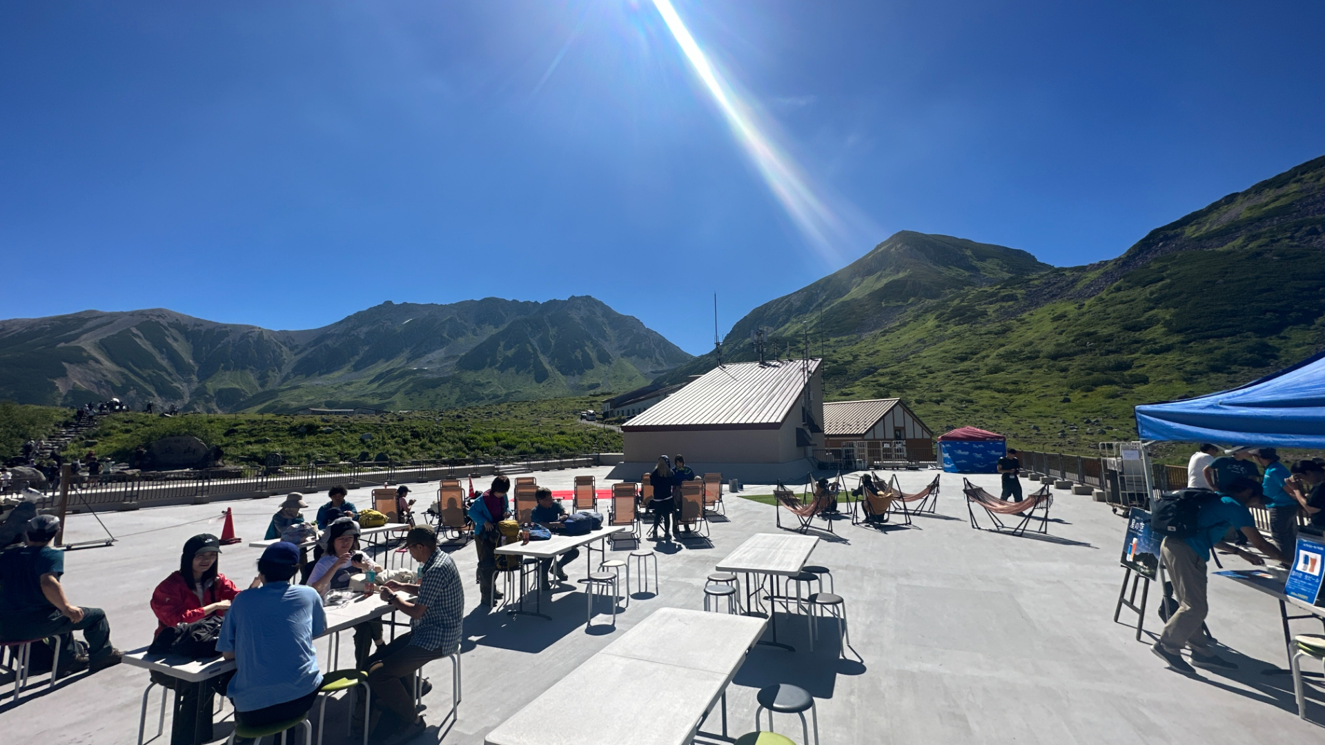 8月9日～11日に開催する「山の日デイズ」では、室堂ターミナル屋上でリラックスチェアに座ってゆったり過ごしたり音楽やグルメを楽しんだりと、涼しい室堂で山の魅力を満喫