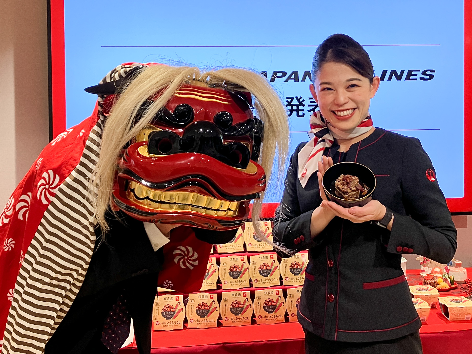 株式会社類農園と日本航空株式会社共同商品メディア発表会にて「まほろばごはん 旬の赤いとうもろこし 大和ルージュ」を手に