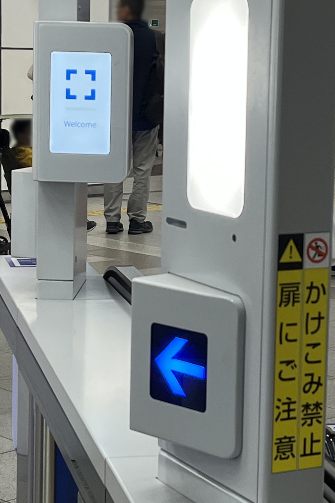 認証状況を案内する画面は進行方向の右側のみ