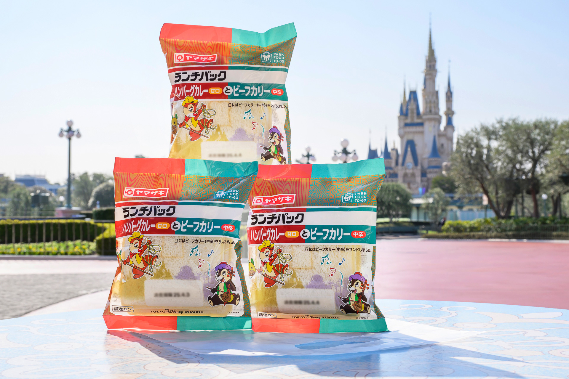 東京ディズニーリゾートがパーク内レストランのカレーをモチーフにした「ランチパック」を発売