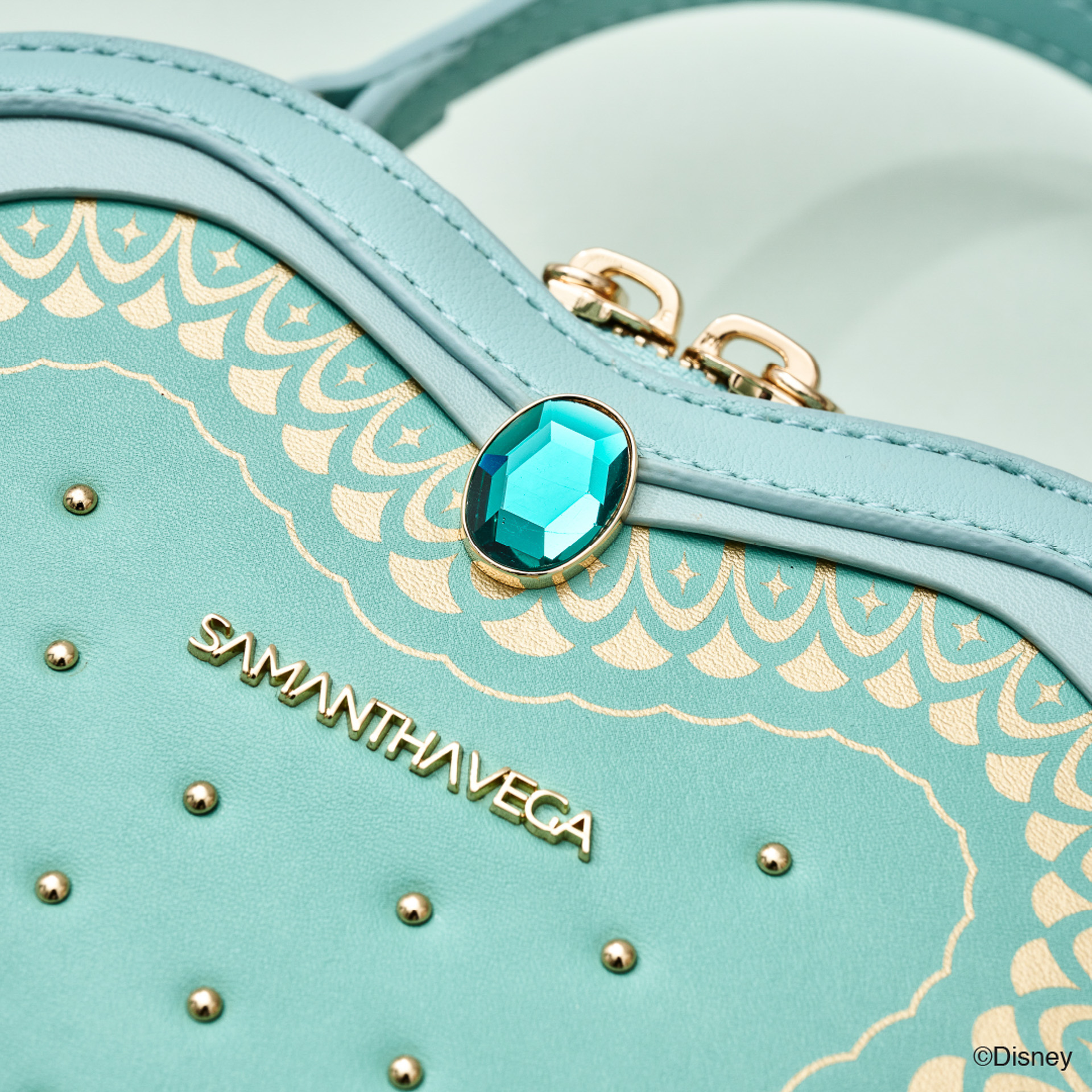 トライバル柄プリントやターコイズのクリスタルなどが美しい